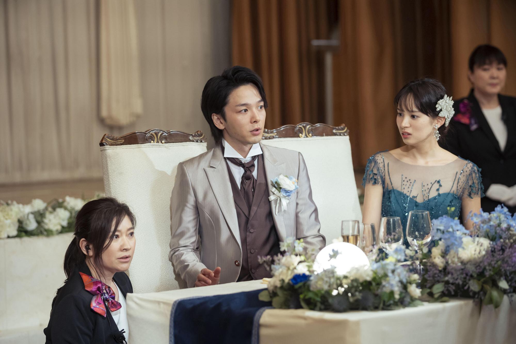中村倫也（中）與關水渚（右）在《婚顧女王》化身新婚夫妻，兩人的婚禮婚宴出現意外，考驗婚顧篠原涼子（左）的危機處理能力。（中影提供）