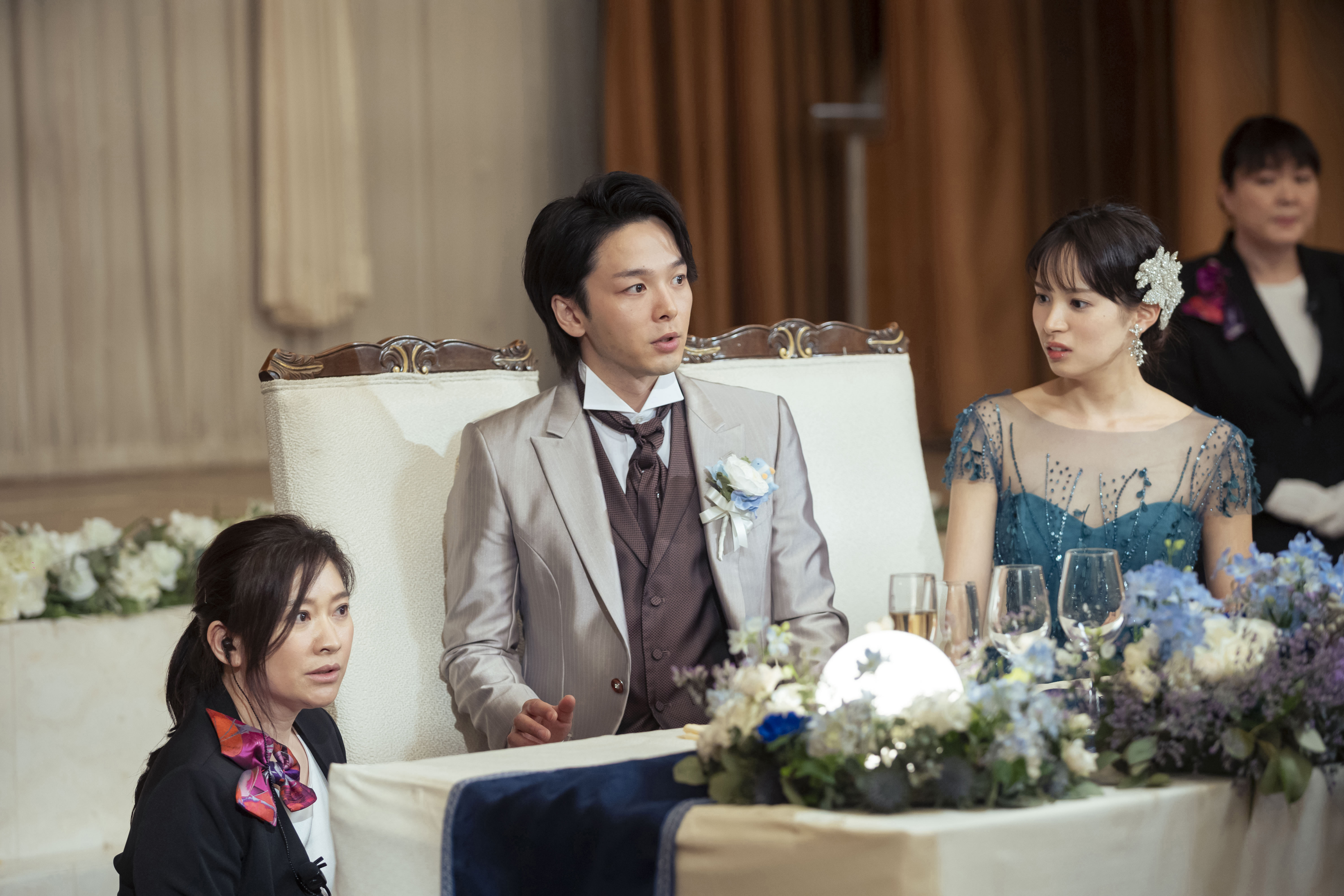 中村倫也（中）與關水渚（右）在《婚顧女王》化身新婚夫妻，兩人的婚禮婚宴出現意外，考驗婚顧篠原涼子（左）的危機處理能力。（中影提供）