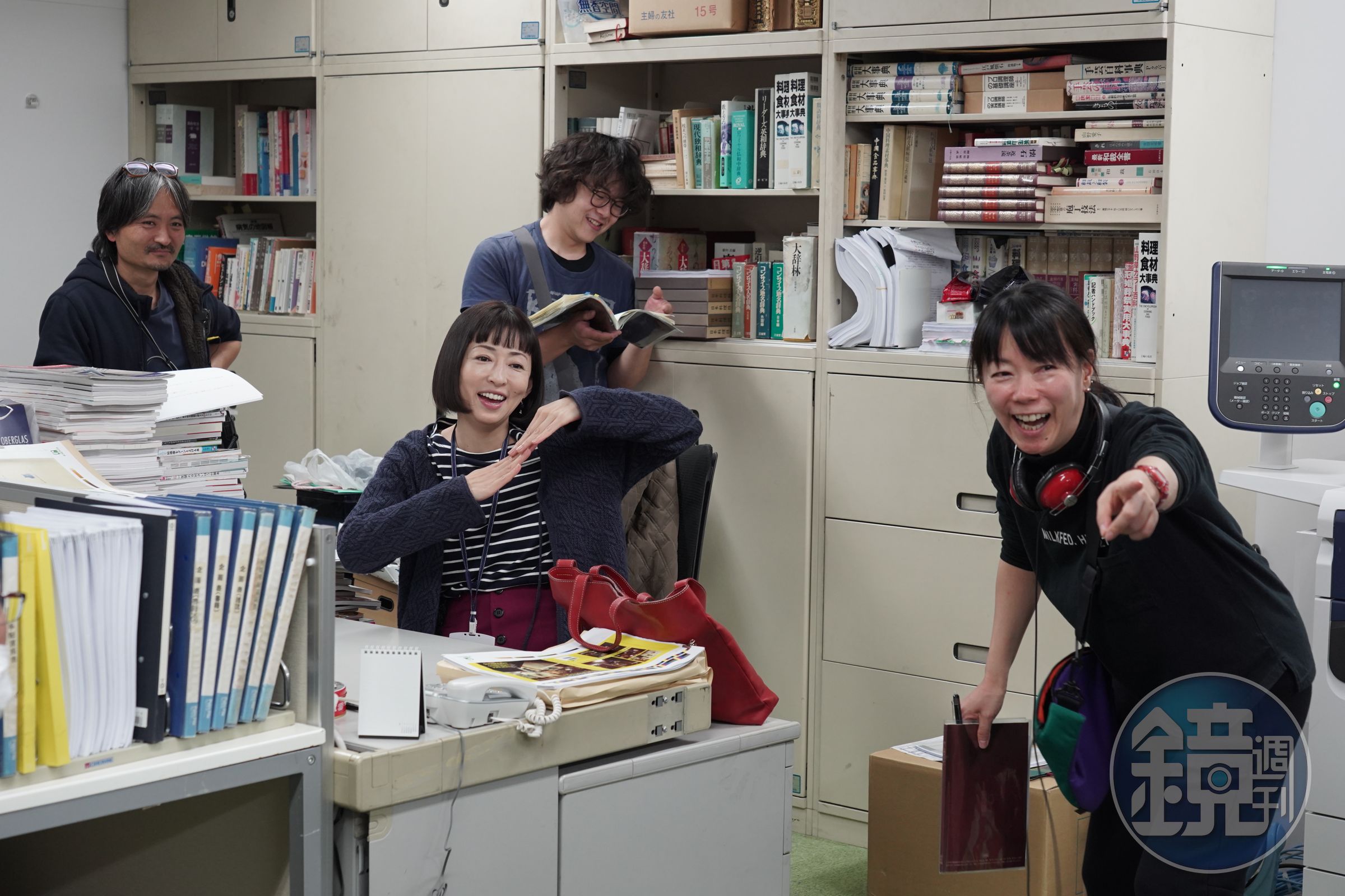 大九明子（右）執導作品主角多以女性為主，包含松雪泰子（右二）主演的《用甜酒漱口》。（資料照片）