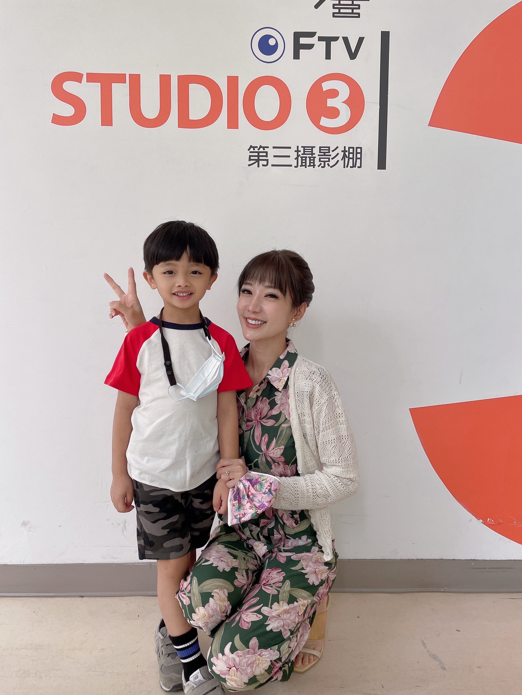 羅巧倫（右）表示《黃金歲月》劇中安排要罵小孩，同時內心很愧疚，只能等拍完再抱緊處理。（民視提供）