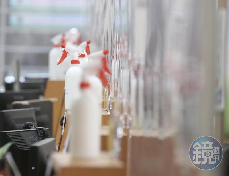 女服務生誤將酒精噴槍朝客戶噴灑,害客戶眼灼傷,法院判業者與女服務生賠8萬元。(資料照)
