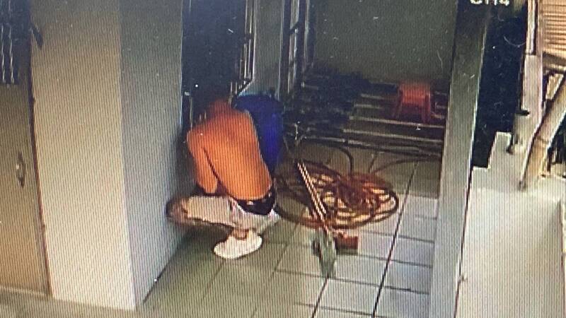 張男仿效蜘蛛人，從6樓頂抓著鐵窗，攀爬至鄰居許宅5樓，侵入屋內偷走屋主床頭櫃內20萬元現金。（翻攝畫面）