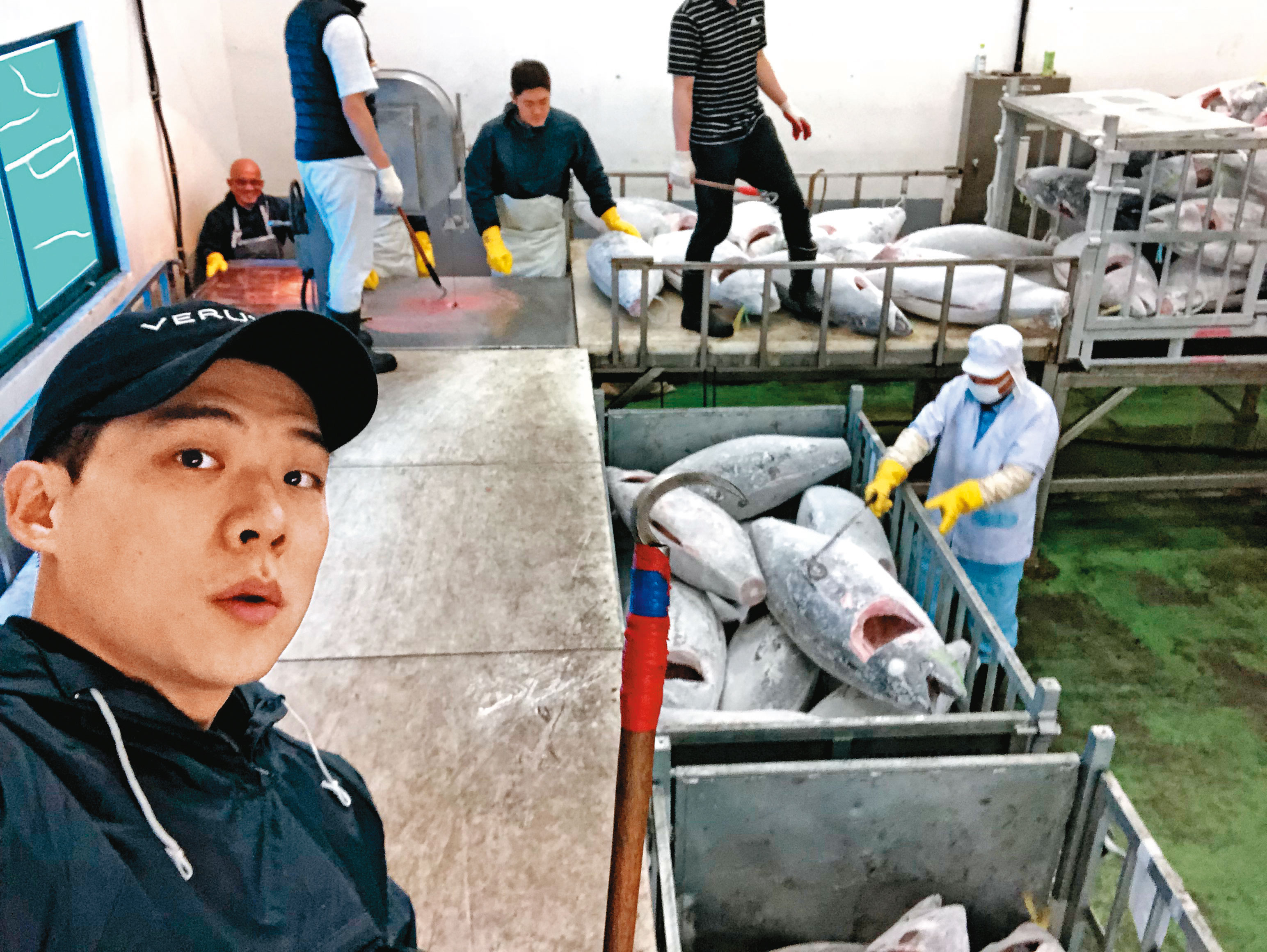 于傳勇來台後從事遠洋漁業貿易工作，笑稱自己是靠漁業收入支撐舞客星。（于傳勇提供）