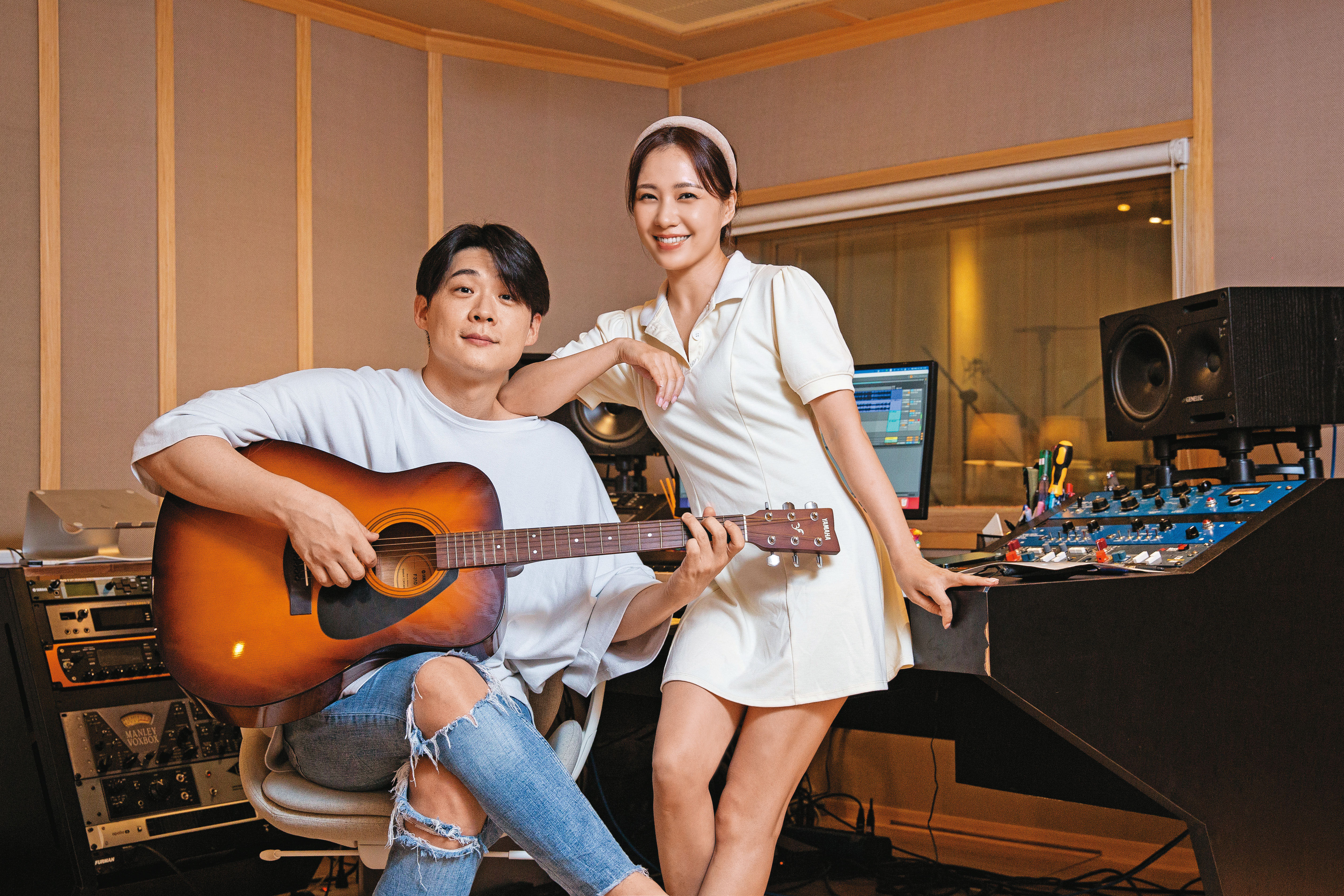 于傳勇（左）與金智湖（右）與南韓娛樂圈有很深的淵源，3年多前在高雄創立舞客星，目標是培訓練習生成為偶像。