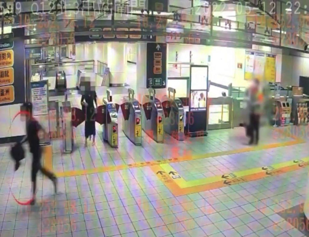 一名30歲男工程師在松江南京站偷拍裙底,被抓包後遁逃。(北市捷警隊提供)