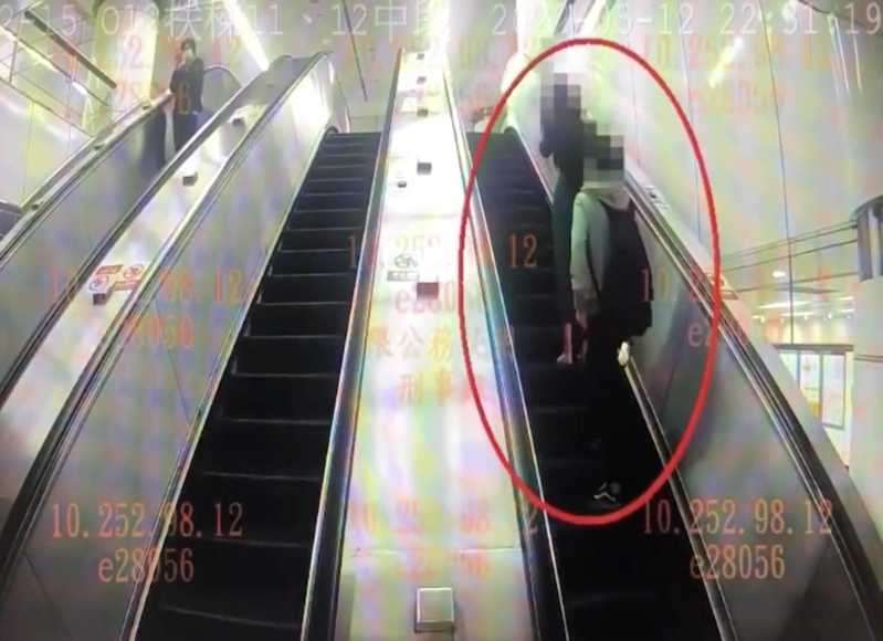 一名嫌犯利用手扶梯高低差,偷拍女性裙底。(北市捷警隊提供)