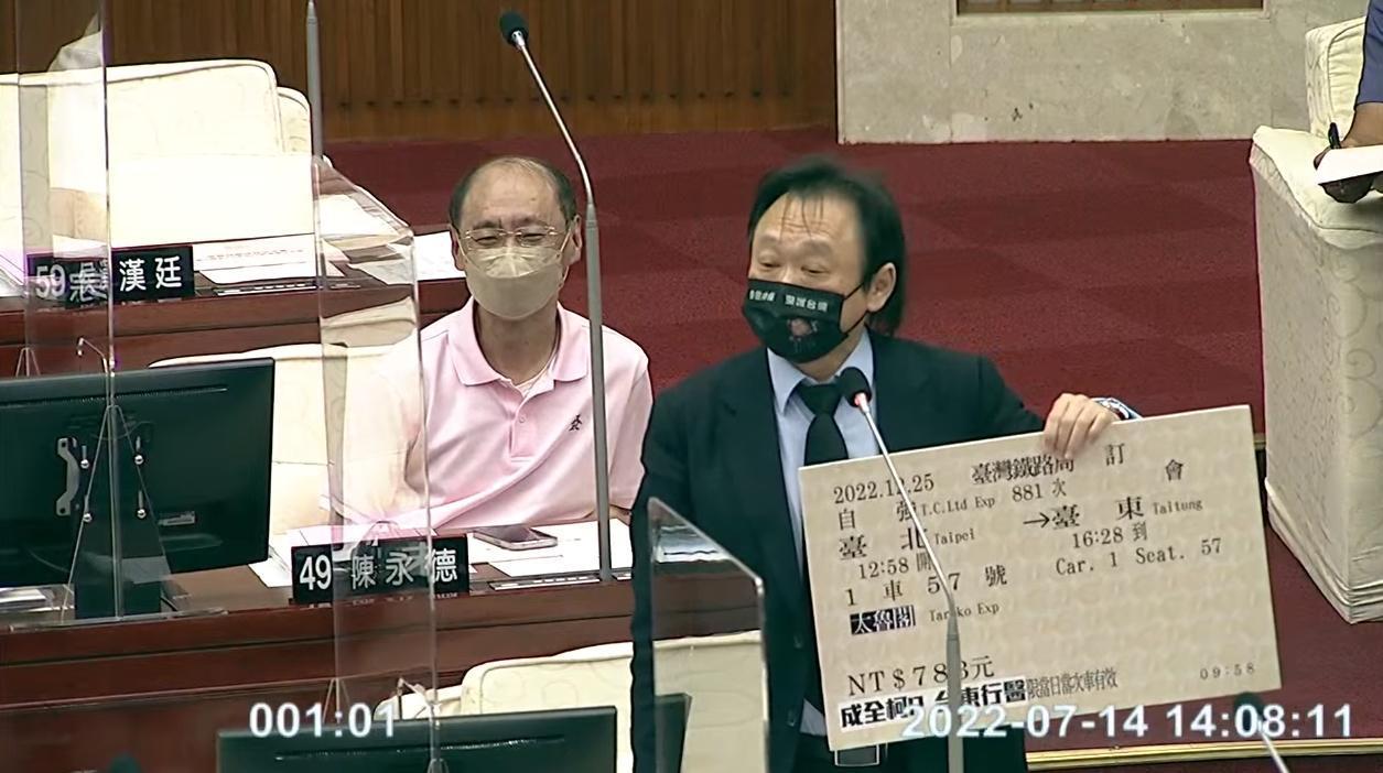 王世堅在柯文哲最後一次議會施政報告中送他一張「單程車票」，成全他台東行醫的願望。（翻攝自台北市議會直播）