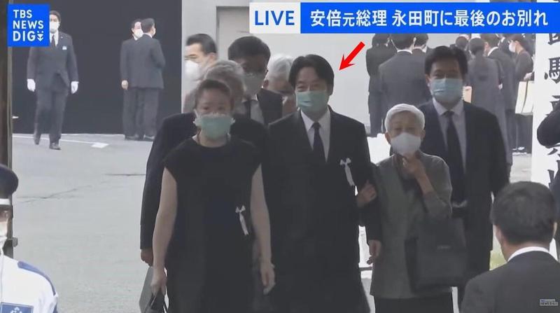 黃暐瀚透露，賴清德為何能快速赴日現身安倍晉三的葬禮進行弔唁，是因為安倍家族裡「可以做決定的人」親自邀請。（翻自TBS畫面）