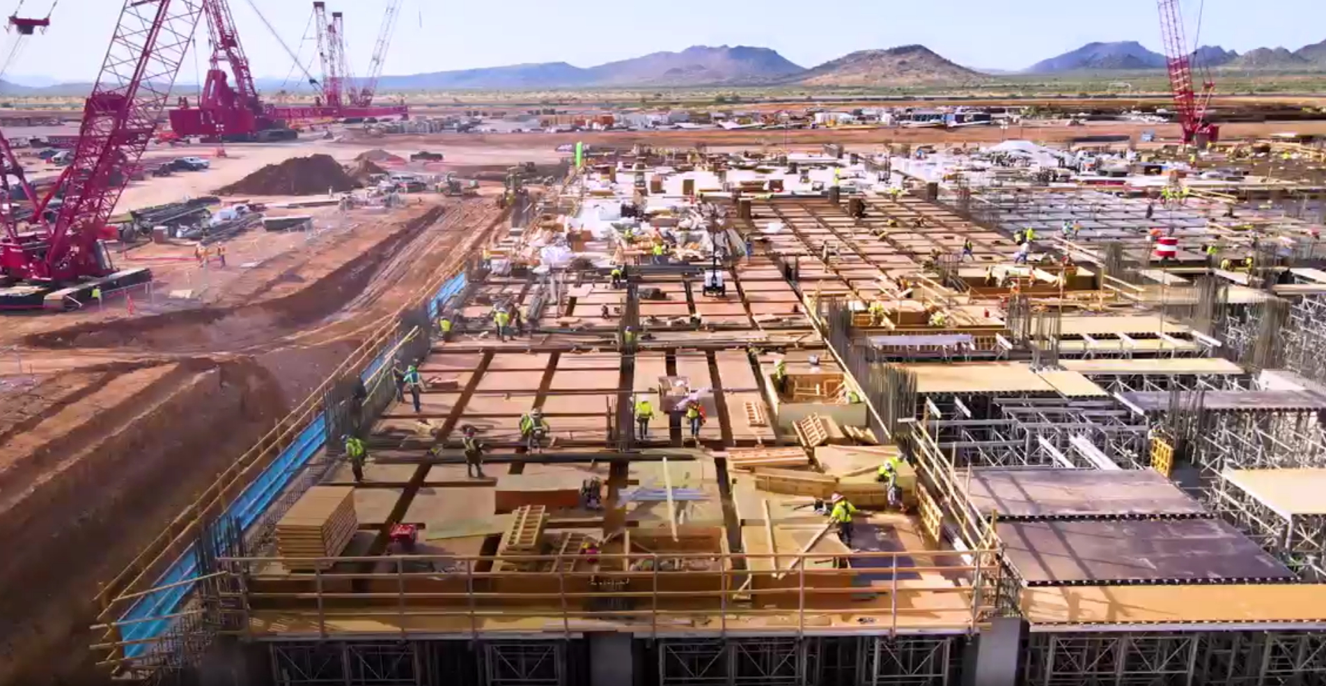 台積電董事長劉德音表示,美國廠成本高於預期,但成本不是唯一因素。(圖為台積電美國亞利桑納州鳳凰城新廠工地,翻攝台積電官網)