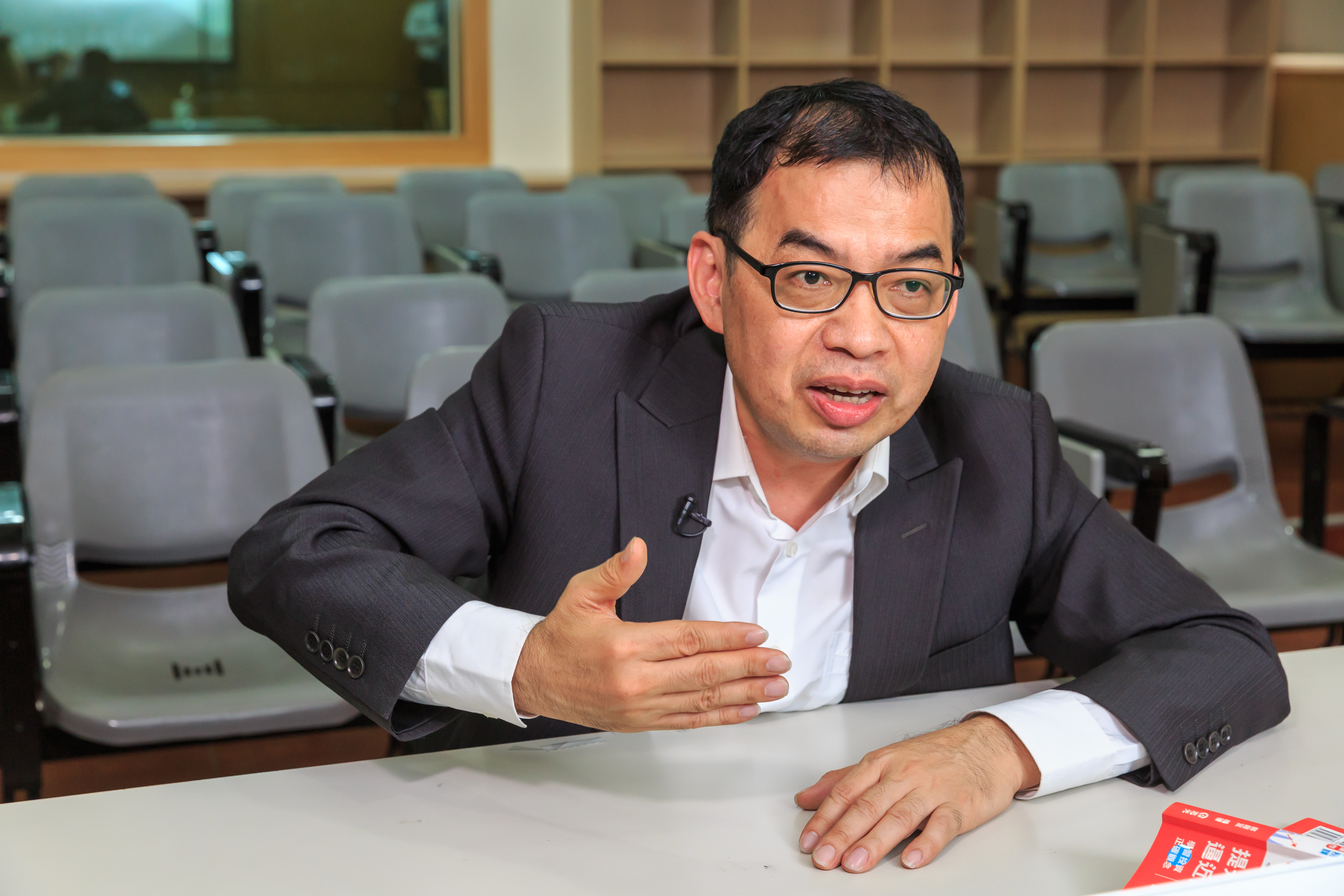 鄭廳宜認為，台積電雖完美，但現階段投資變數太多，不如銀行股穩當。