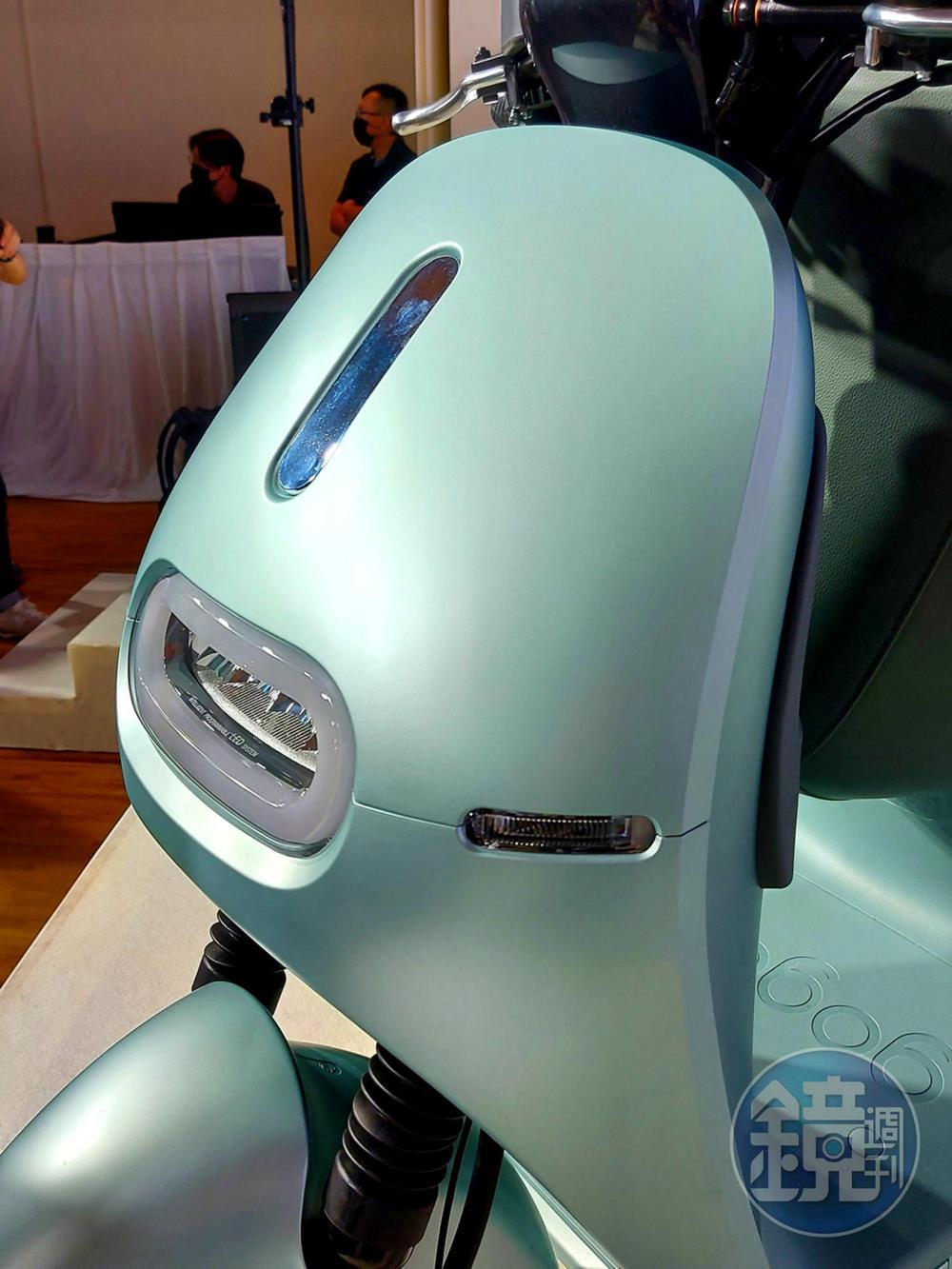 大燈延續家族膠囊造型設計，規格提升為汽車等級的 Class D LED 頭燈5，照射角度擴大 2 倍，最大亮度乘以 3 倍，更廣更亮的夜間視野。