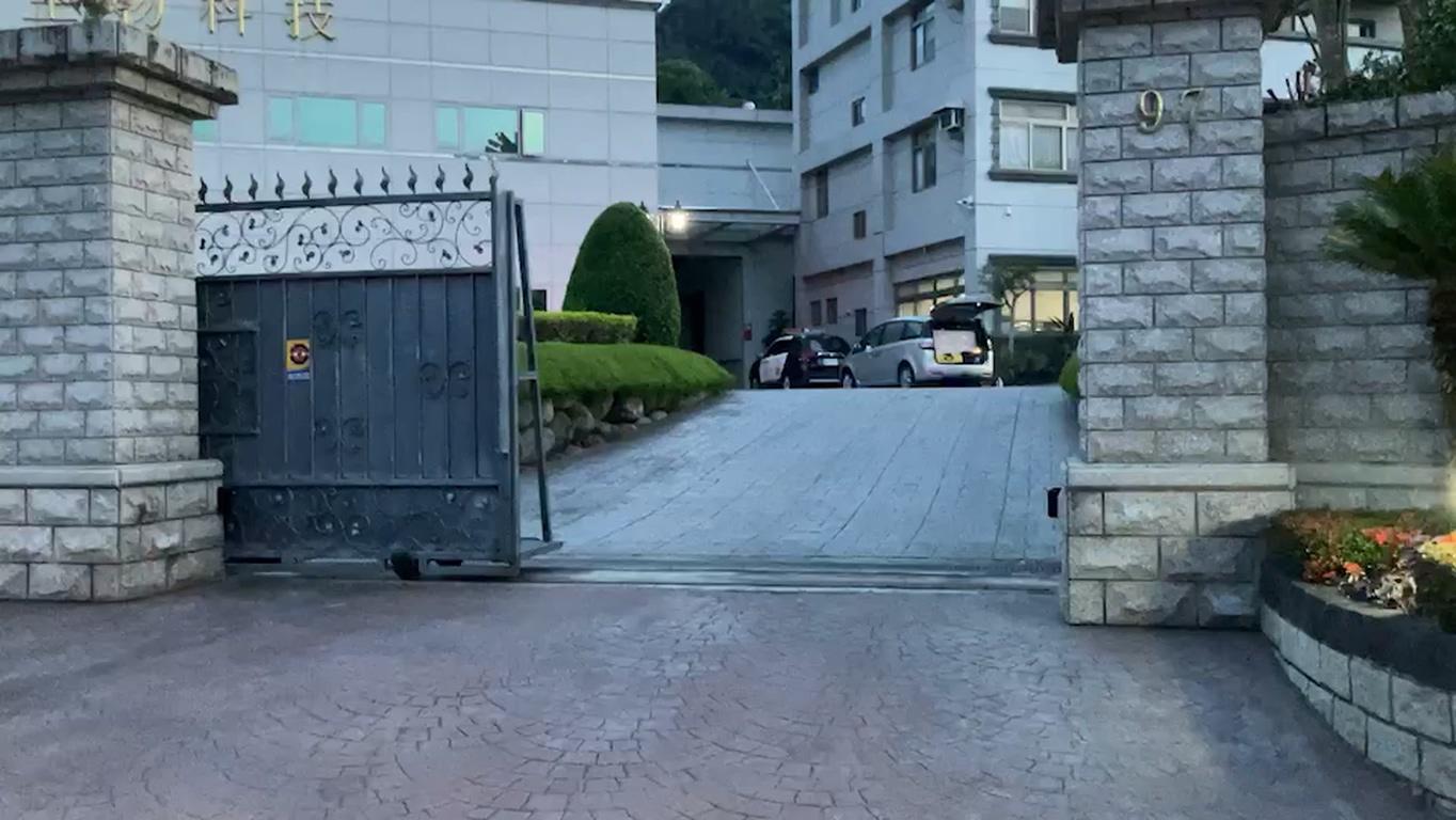 南投一家生技公司傍晚傳出槍響，警方已封鎖命案現場。（翻攝畫面）