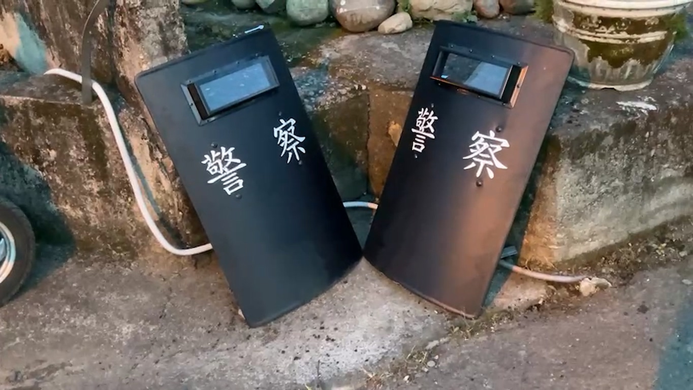 警方攜帶防彈盾牌進駐命案現場。(翻攝畫面)