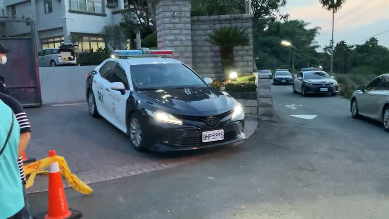 警方巡邏車在命案現場進進出出。（翻攝畫面）