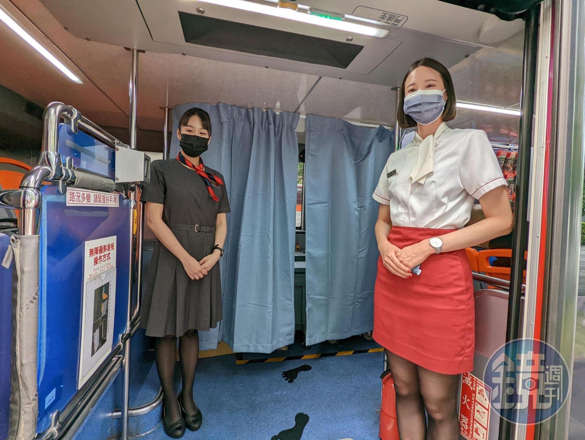 車掌小姐在門口迎接乘客。