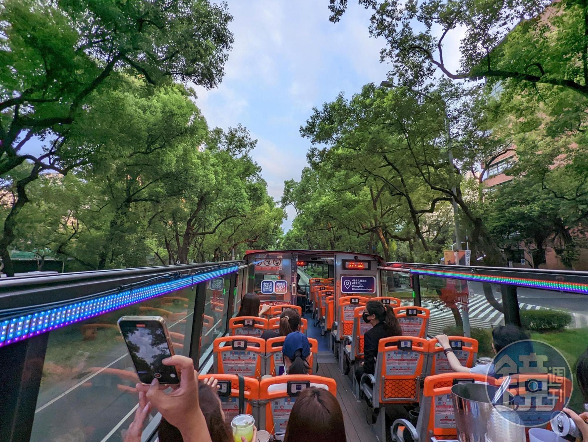 行經台北市的街道，有樹木綠意陪伴。
