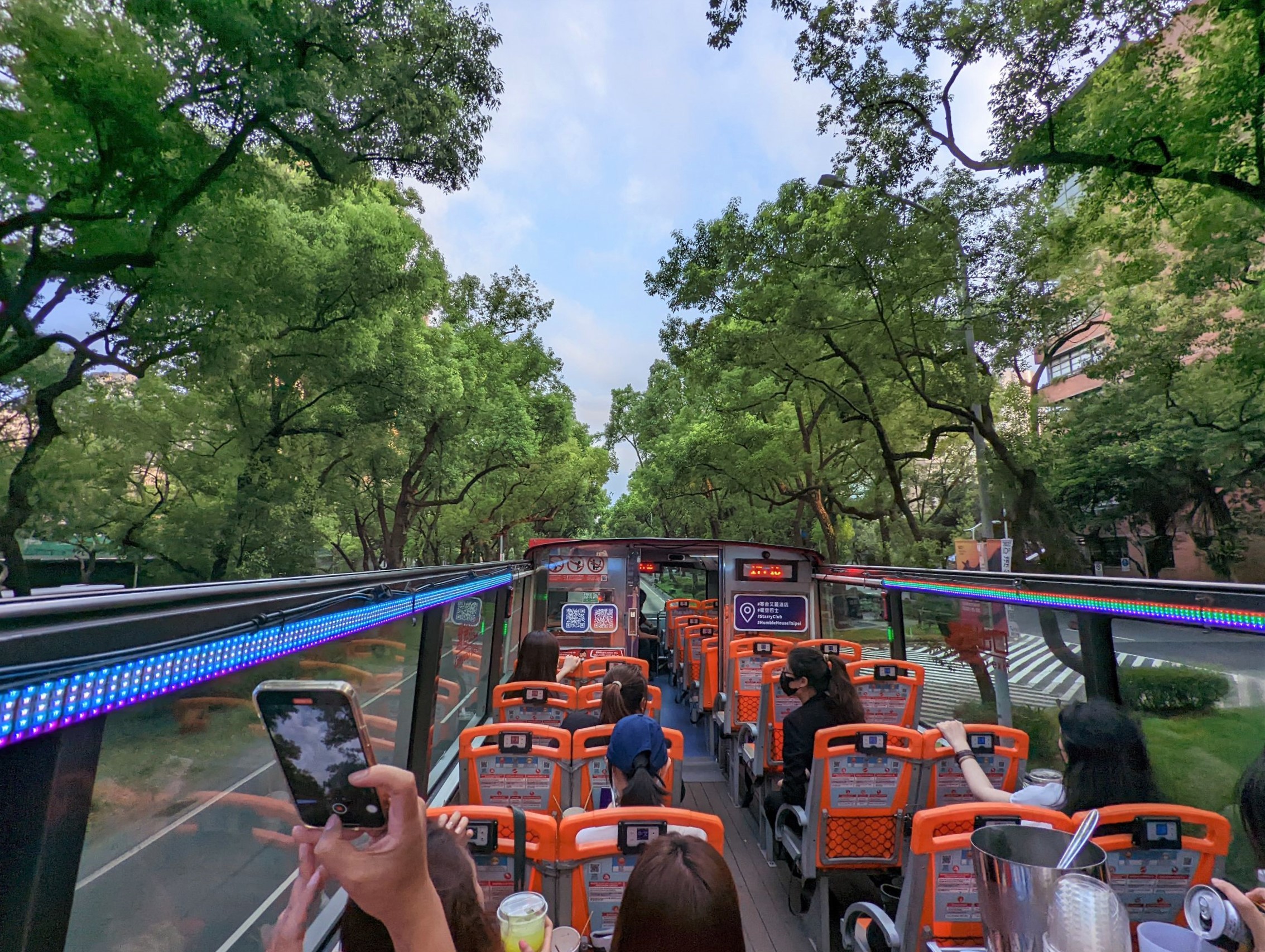 行經台北市的街道，有樹木綠意陪伴。