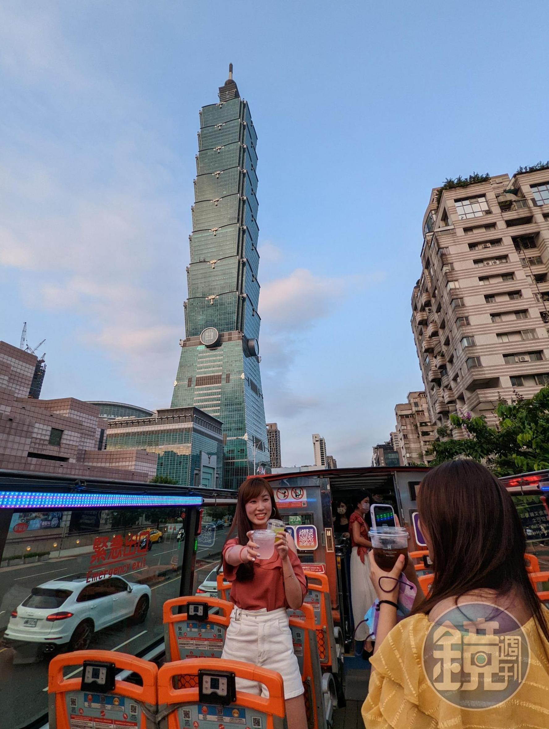 美景搭配酒類暢飲，氣氛歡樂。