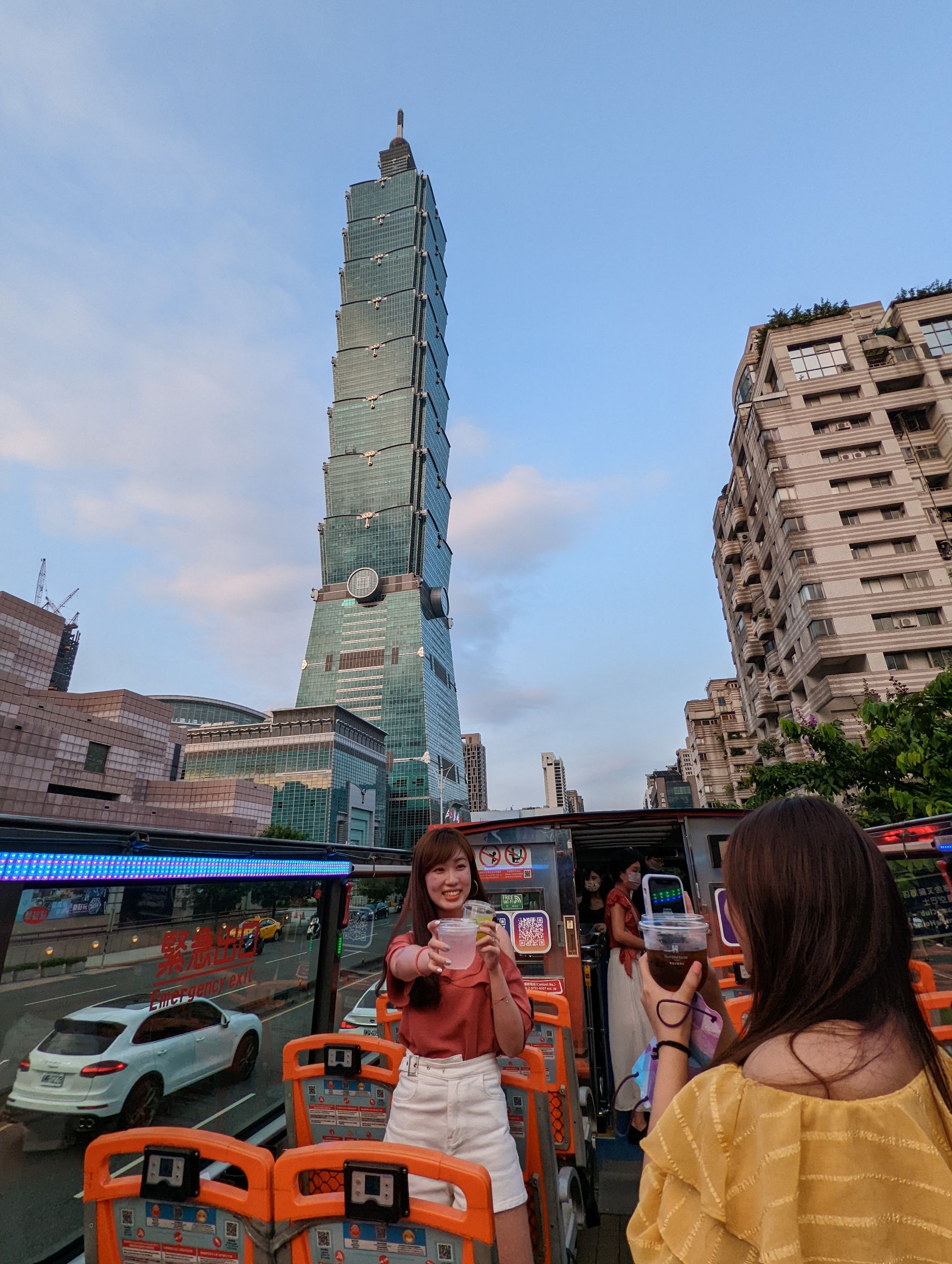 美景搭配酒類暢飲，氣氛歡樂。