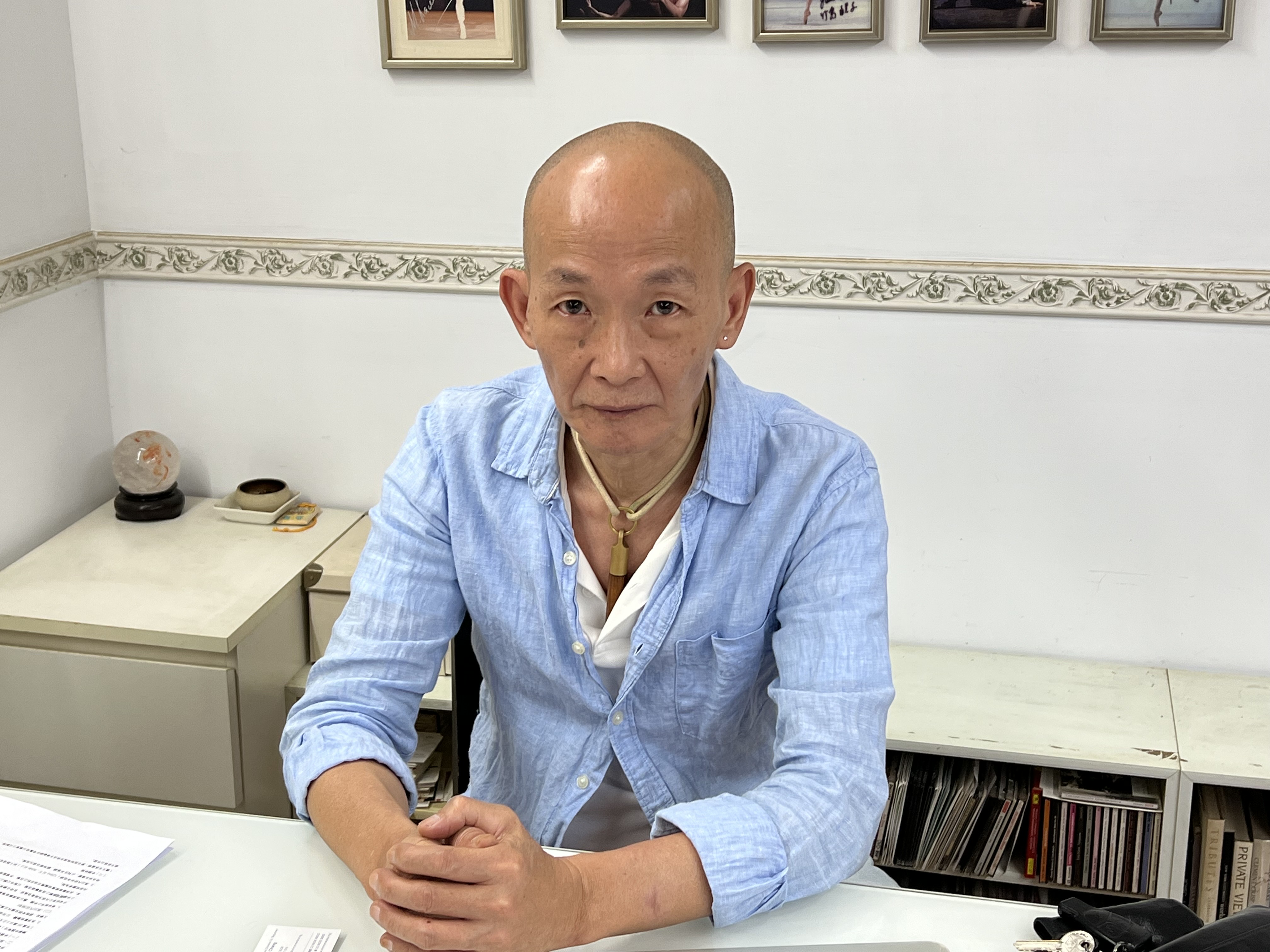 黑潮藝術負責人謝宗益像本刊投訴，國家兩廳院及藝術總監劉怡汝不當收租。