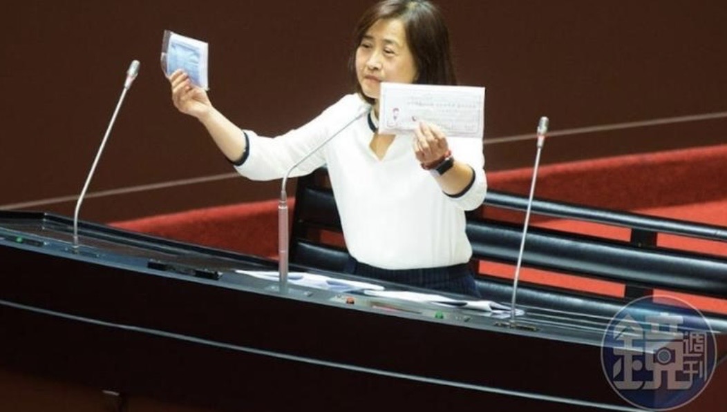 林奕華認為,兩廳院內部早已有35萬元場租決議,但董事會尚未審議通過也未公開收費標準,行政程序不完備。