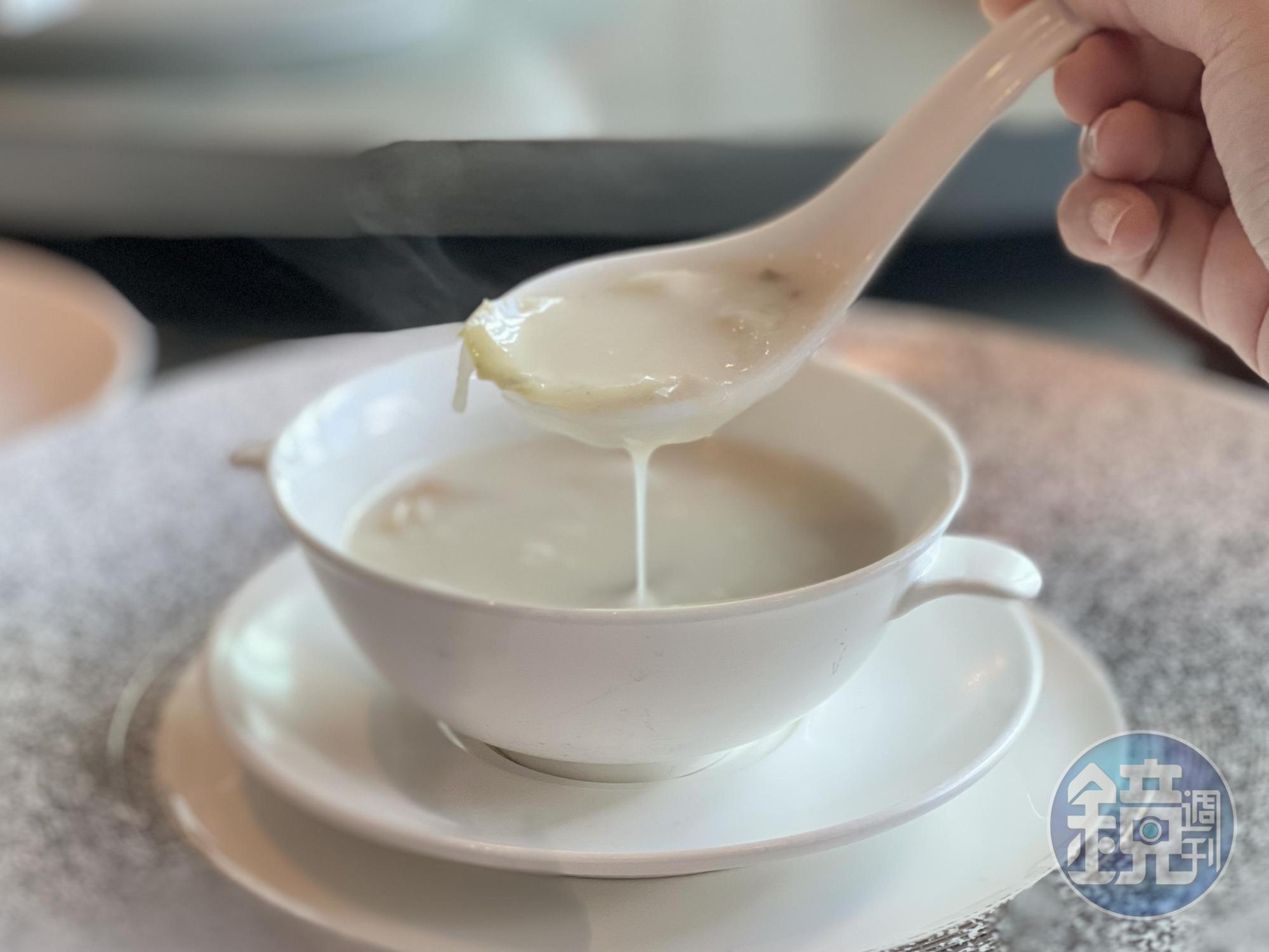 「粥水過橋鮮鮑片」的無米粥加入薄可透光的活鮑片，清甜稠滑。