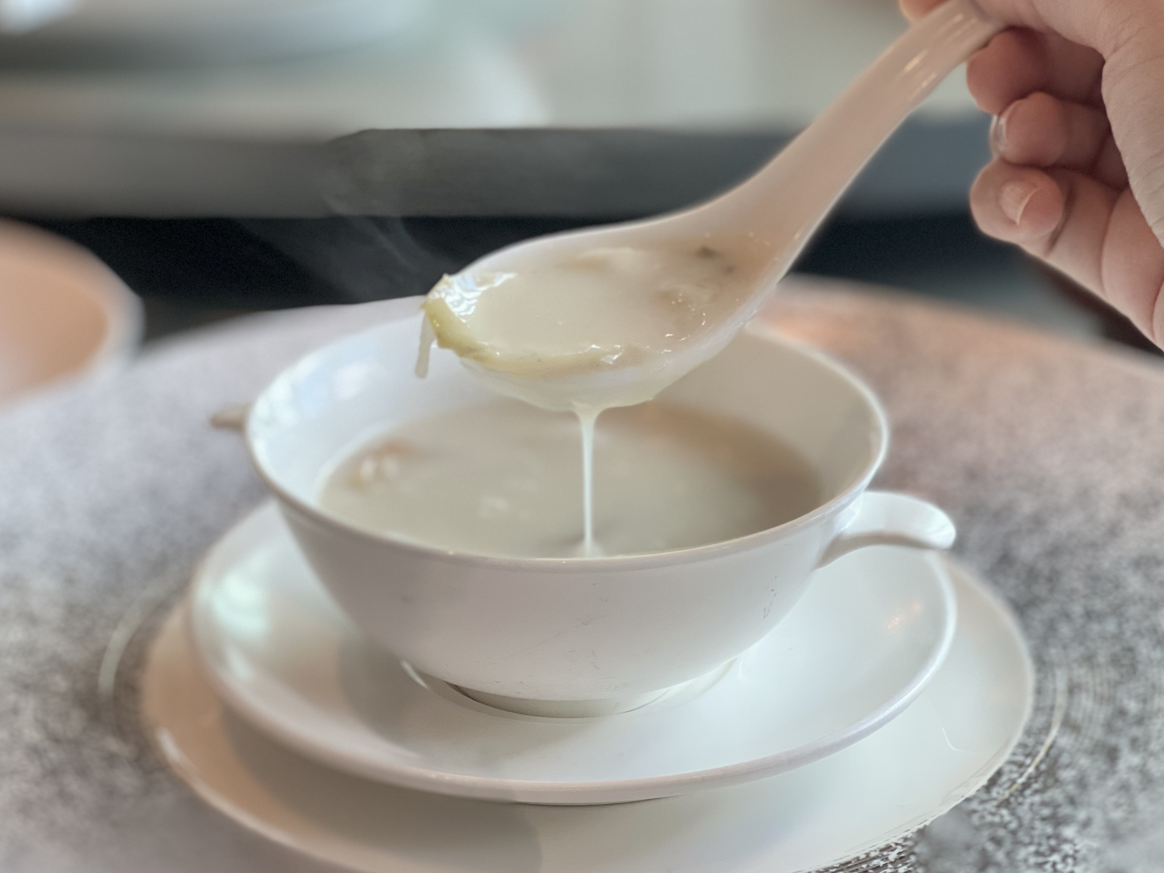 「粥水過橋鮮鮑片」的無米粥加入薄可透光的活鮑片，清甜稠滑。