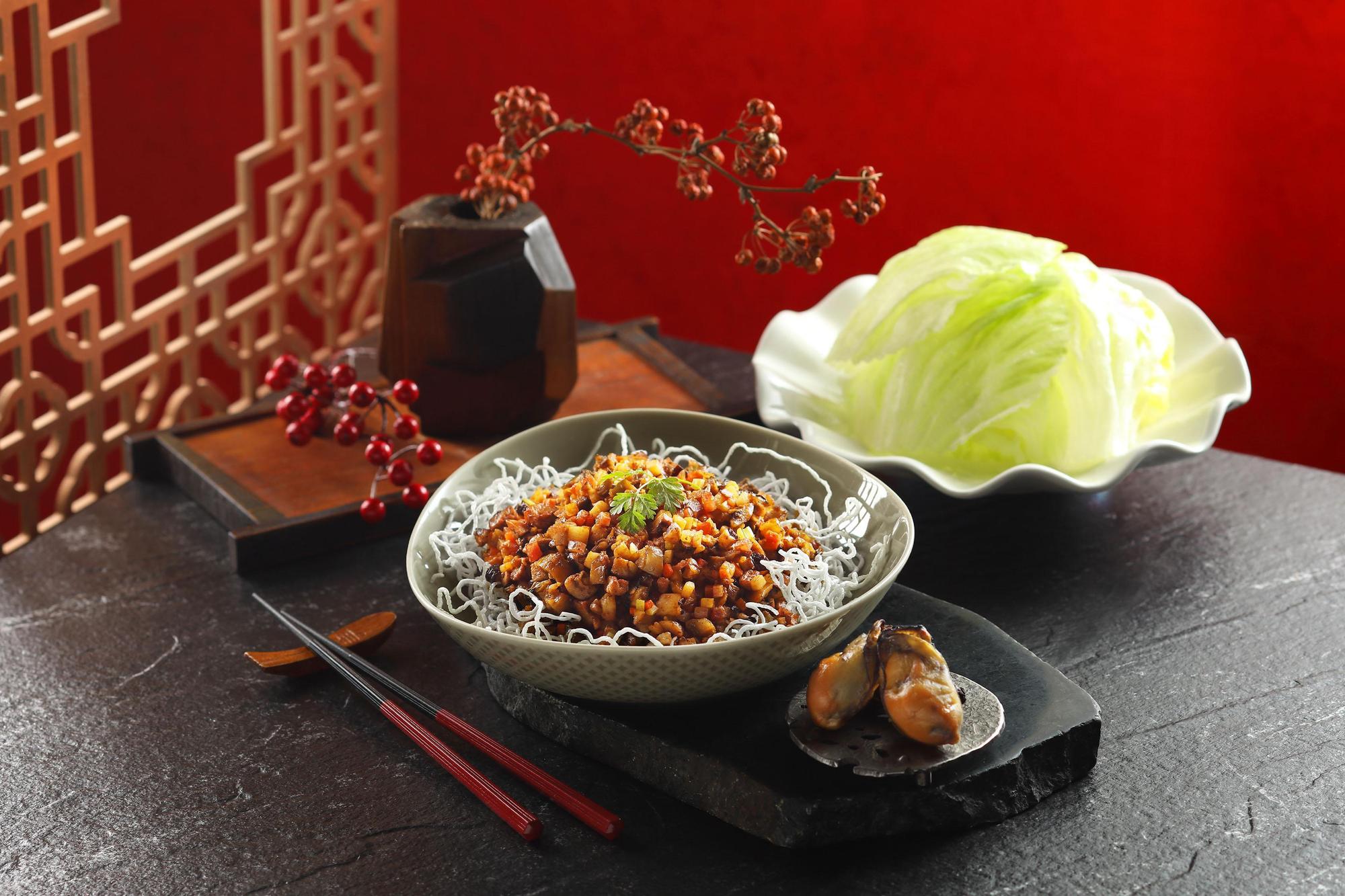 「鴨肝炒蠔鬆」由主廚自製蠔乾，加入鴨肝增添油潤。（680元／份）（望月樓提供）