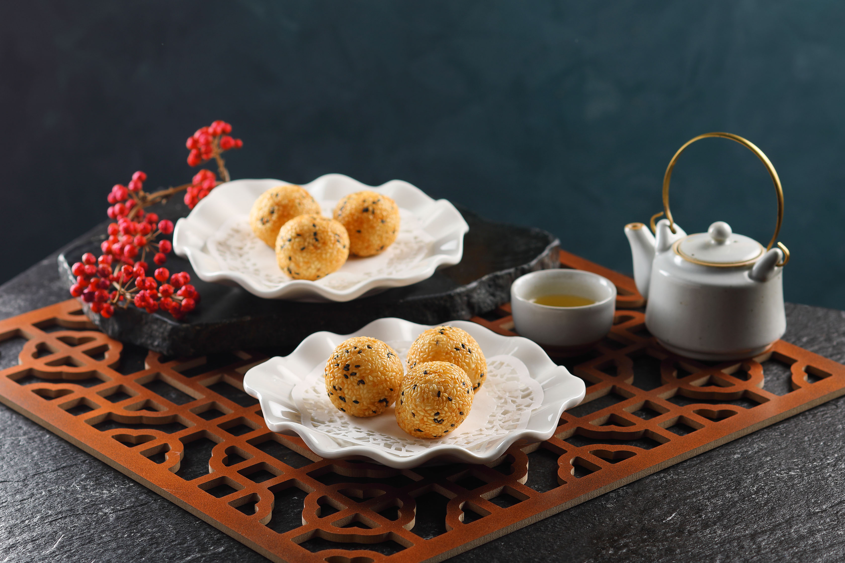 「流沙芝麻球」餡料中靠著鹽分的穿針引線，帶出甜度完美的黑芝麻流沙，加上外皮的軟糯Q彈。（140元／3個，午餐限定）（望月樓提供）