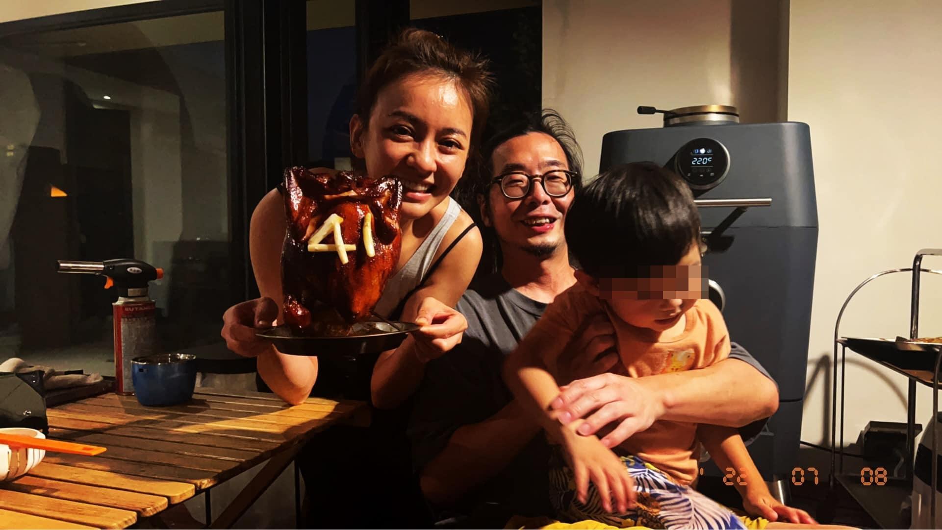 陳意涵曬出一家三口照片甜蜜為導演老公慶生。(陳意涵臉書)