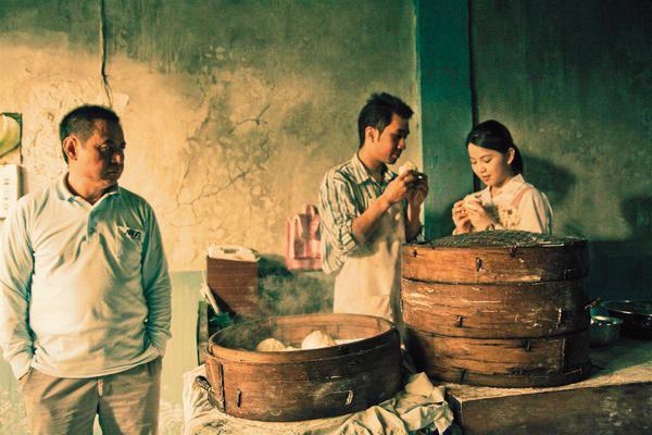 張騰元的畢業劇情短片《焉知水粉》集結演員蔡振南（左起）、黃健瑋和廖苡喬，獲金穗獎學生作品優等獎。（翻攝自gha33.pixnet.net）