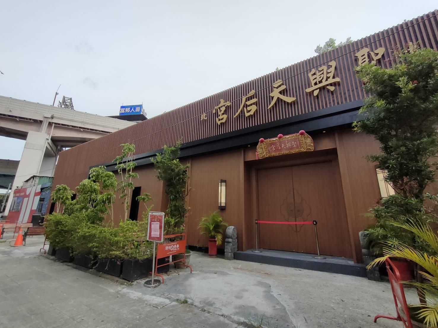 台北市永吉路與基隆路口，2020年10月有開發商以總價15.4億元取得部分透天厝與鐵皮屋，不過今年土地上已經搭建起臨時性的建築物，作為宮廟使用。（信義房屋提供）