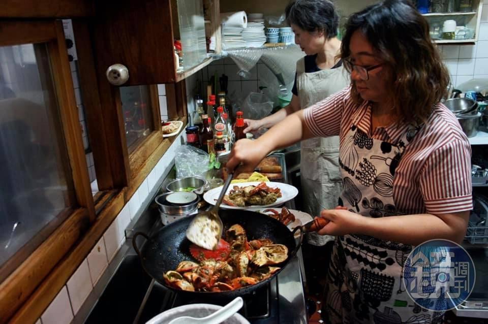 香料女王陳愛玲擅長香料入菜,她炒的黑胡椒螃蟹辛香夠勁。
