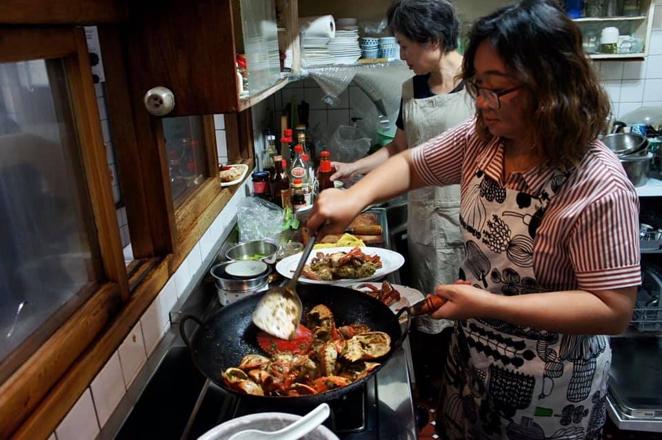 香料女王陳愛玲擅長香料入菜，她炒的黑胡椒螃蟹辛香夠勁。
