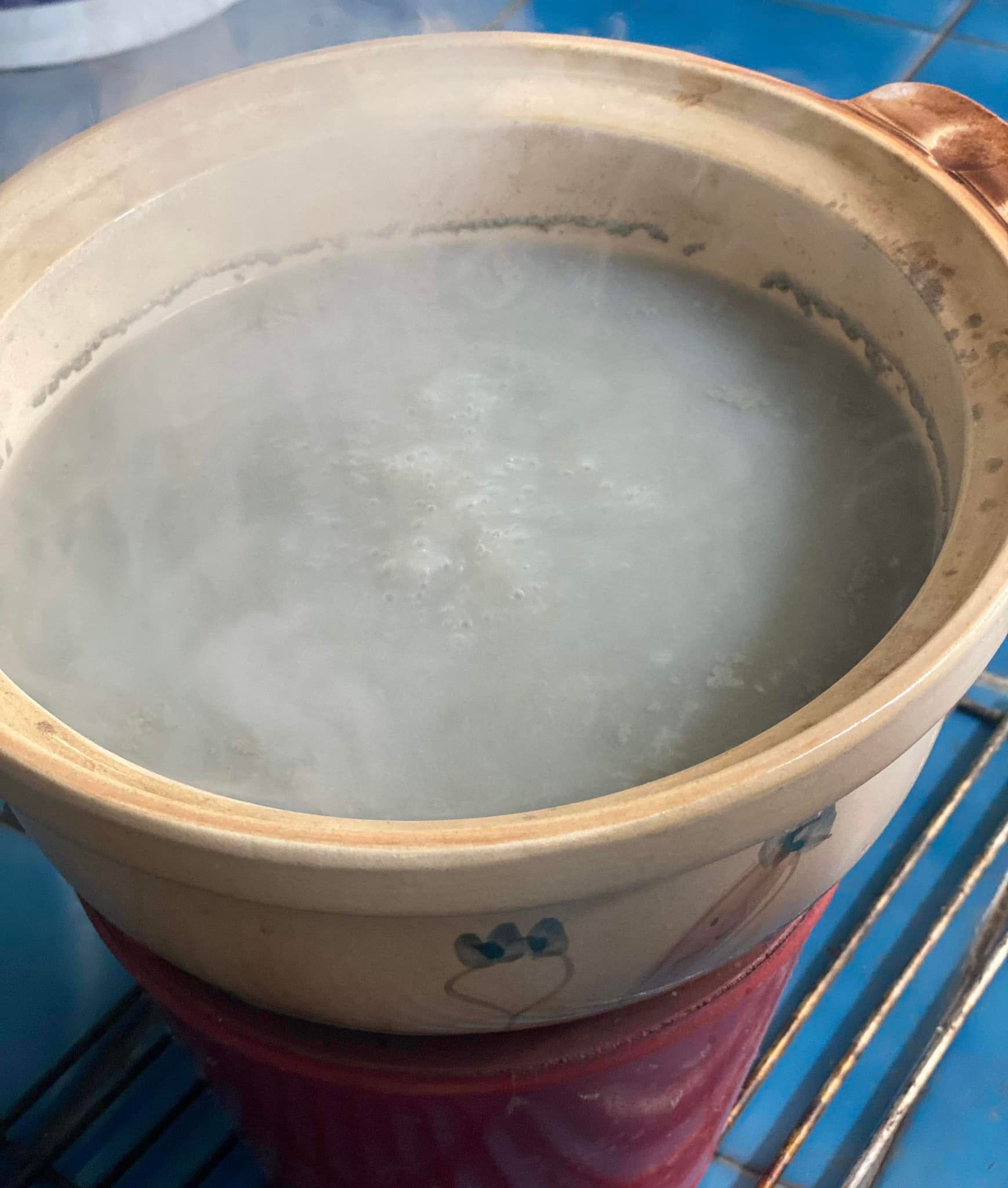 以炭水熬煮蠔油。（陳愛玲提供，取自陳愛玲臉書）
