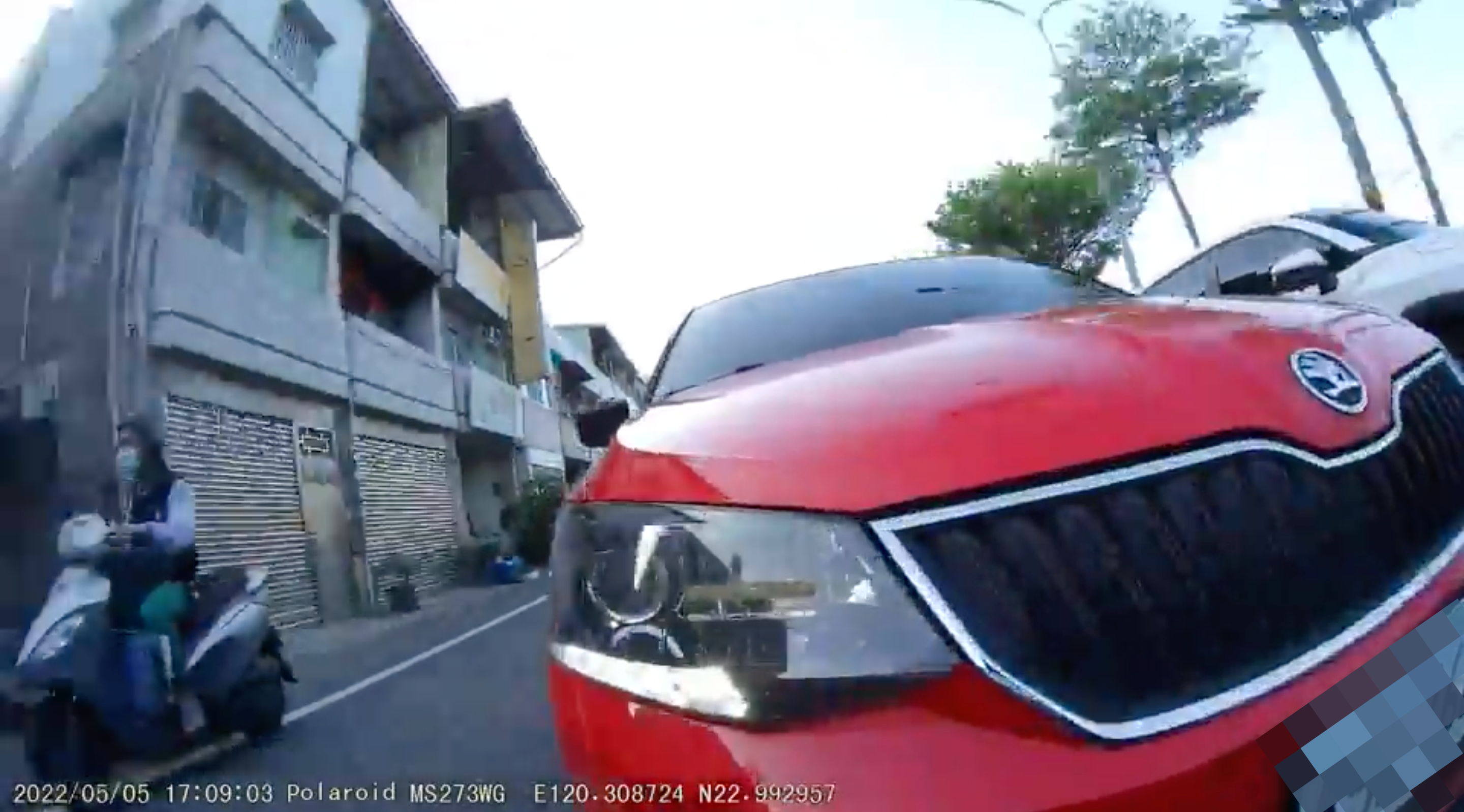 有人發現該輛紅色轎車是逼車累犯。（翻攝自爆料公社二社臉書）