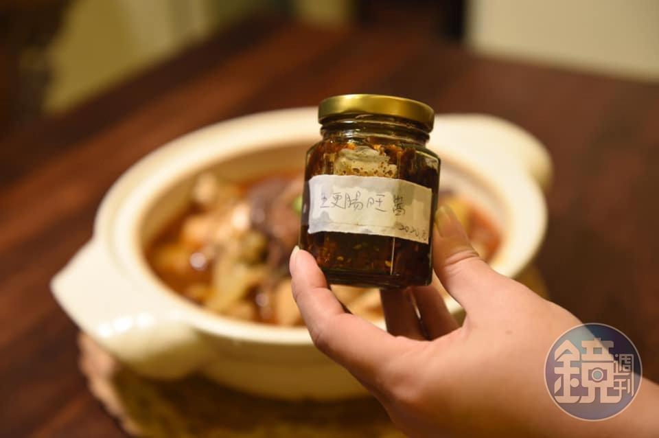有一次農曆年前,香料女王陳愛玲為我調配私房「五更腸旺醬」,協助我完成風味飽滿的年菜料理。