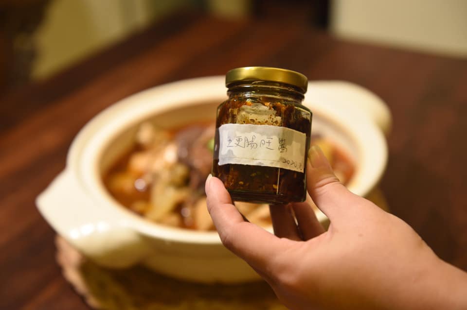 有一次農曆年前，香料女王陳愛玲為我調配私房「五更腸旺醬」，協助我完成風味飽滿的年菜料理。