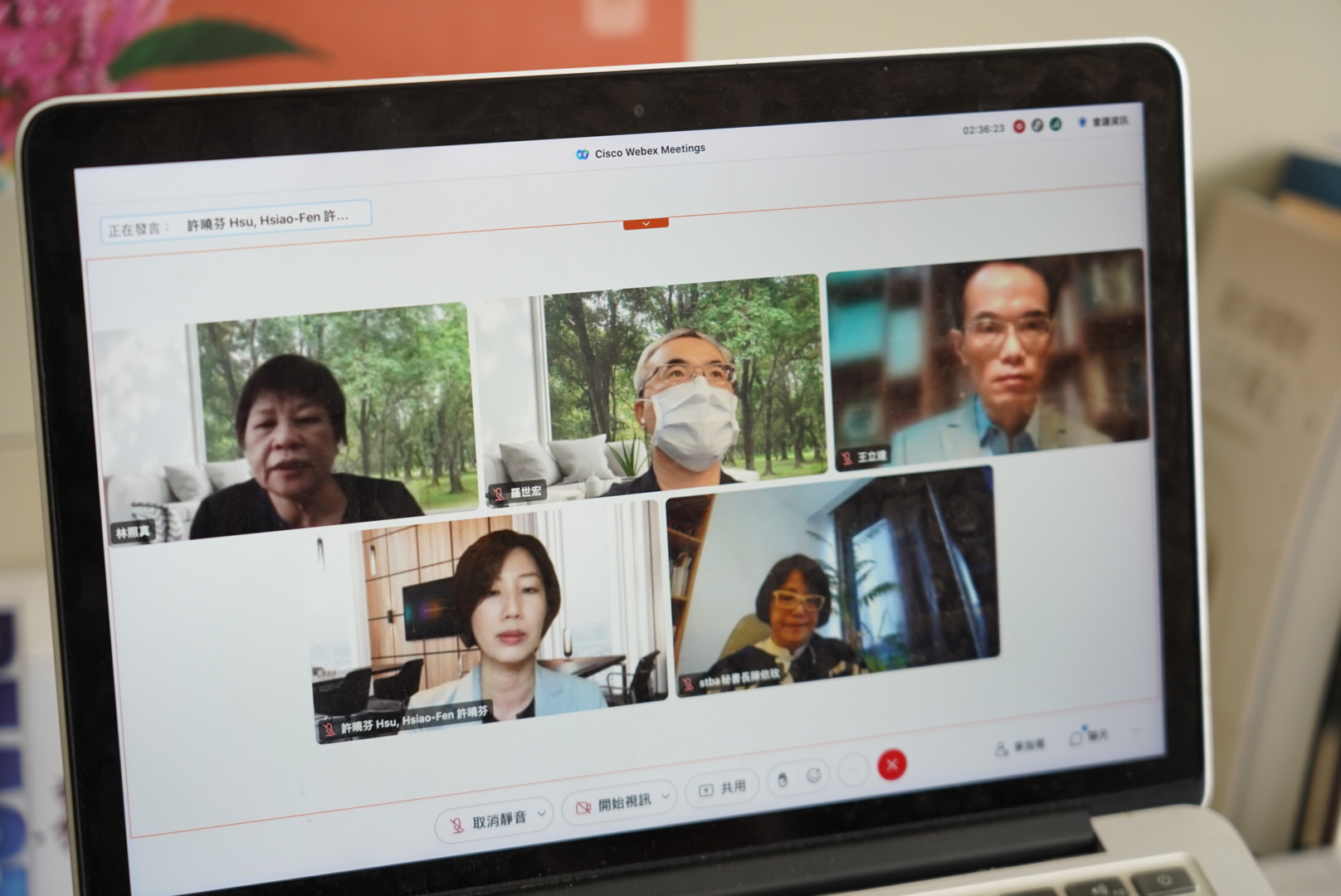 針對Google、臉書等大型平台使用媒體內容獲取流量卻未付費，學者認為已引發新聞自由危機，希望政府推動立法改善問題。（翻攝自線上記者會直播）