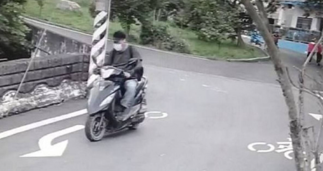 凶嫌在案發後從容騎乘機車離去。（翻攝畫面）