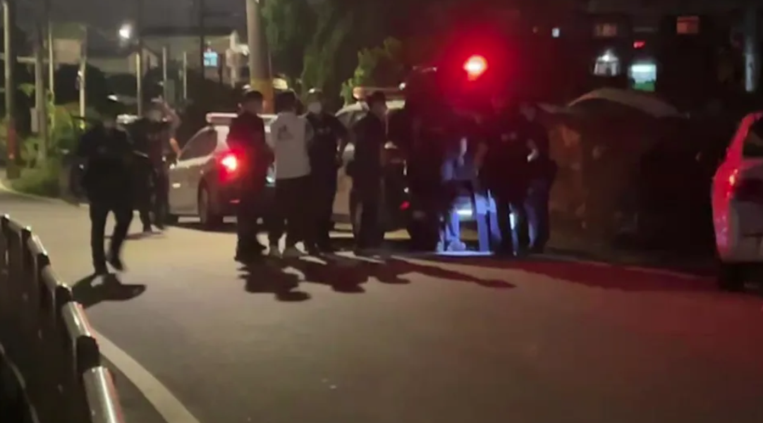 警方前往霧峰一處鐵皮屋攻堅,但人去樓空。(翻攝畫面)