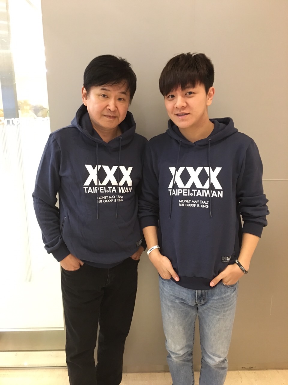 曾治豪伴賀一航病床旁悉心照料，化解父子多年隔閡。（曾志豪提供）