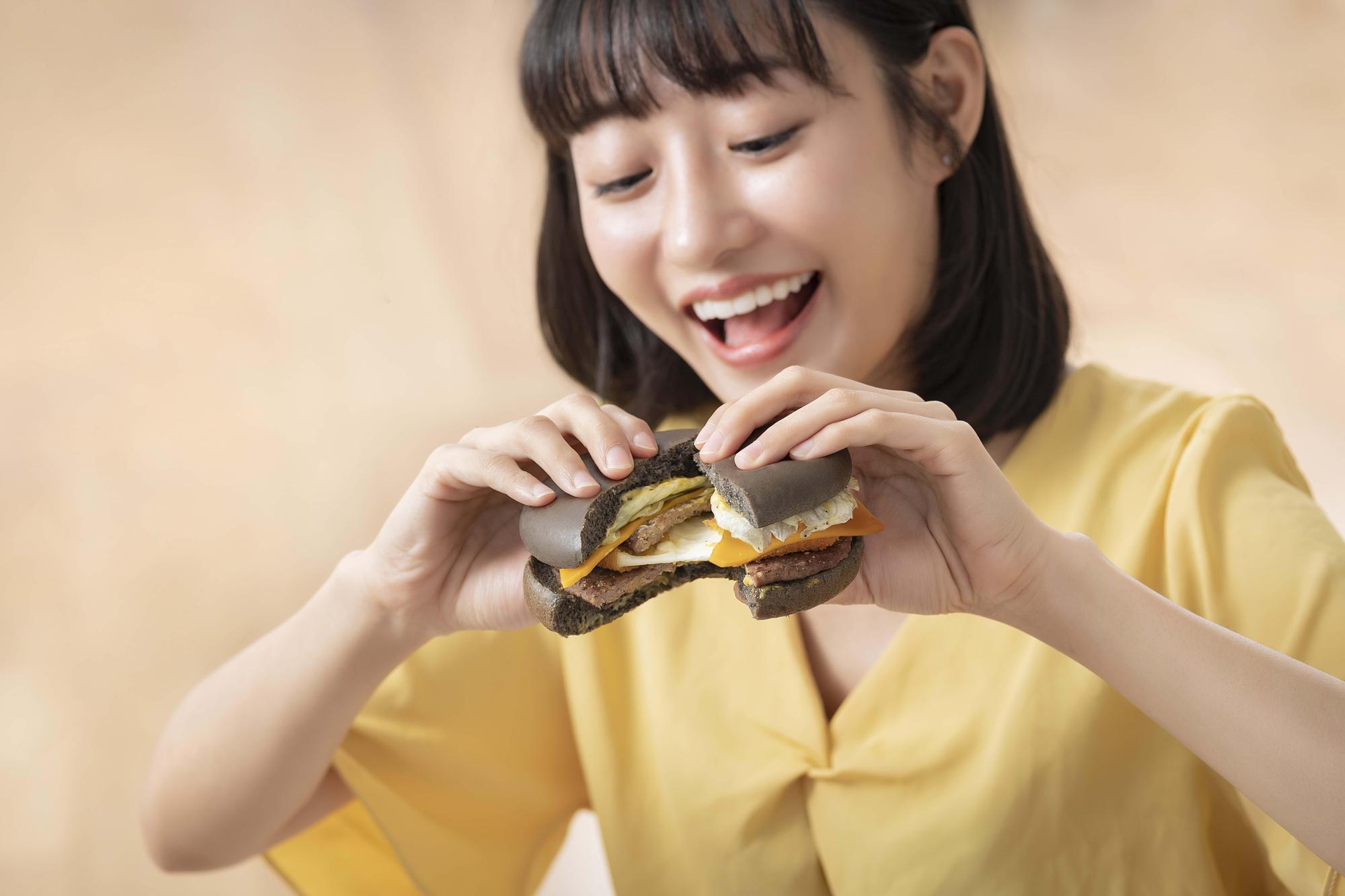 夾入一整塊起司排的「微牽絲起司排雙牛堡」,充滿濃郁奶香。(124元/單點、192元/地瓜套餐)(麥當勞提供)