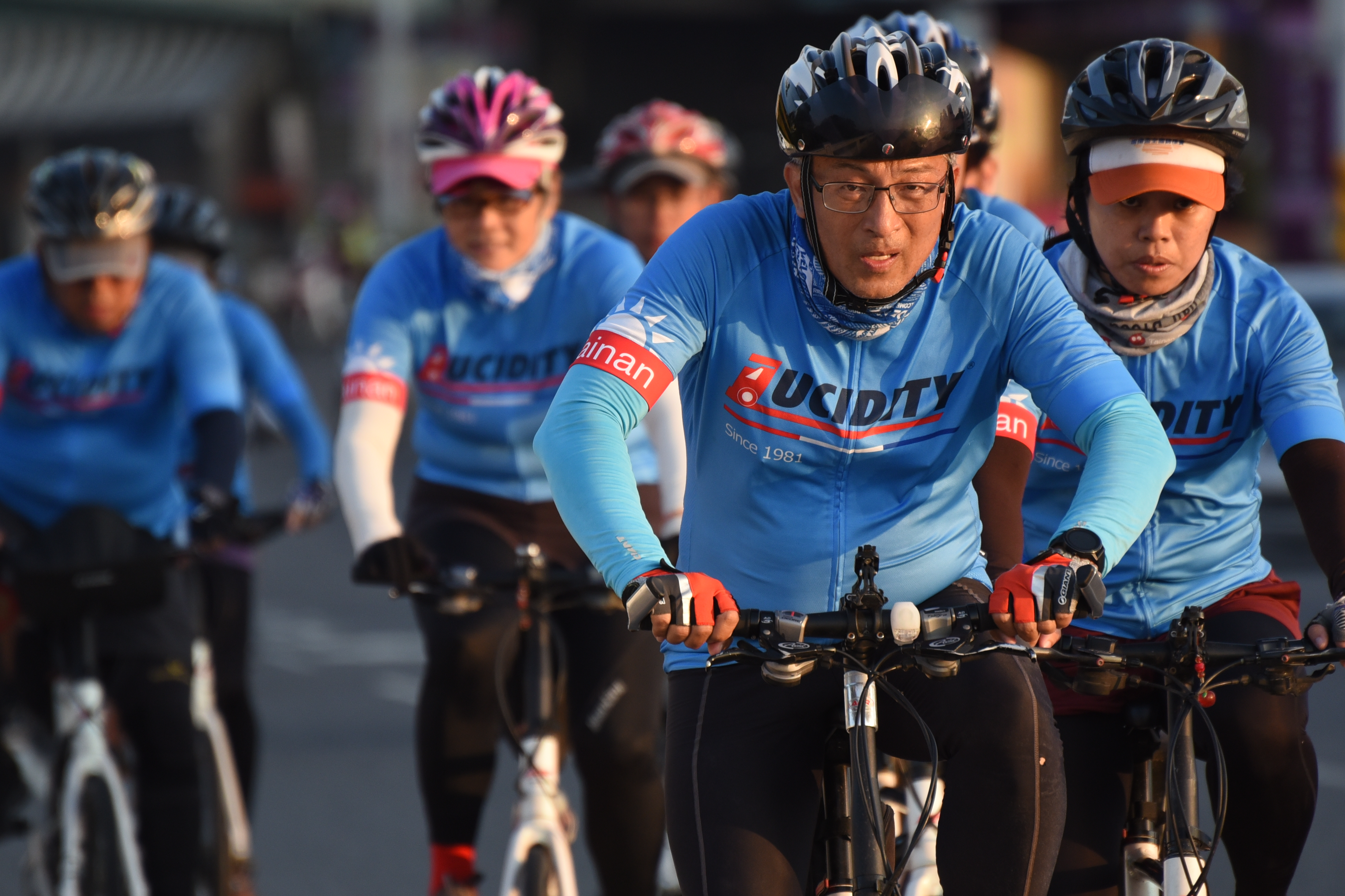 帶頭運動的黃文献（右2），曾3度完成單車環島。（璨揚提供）