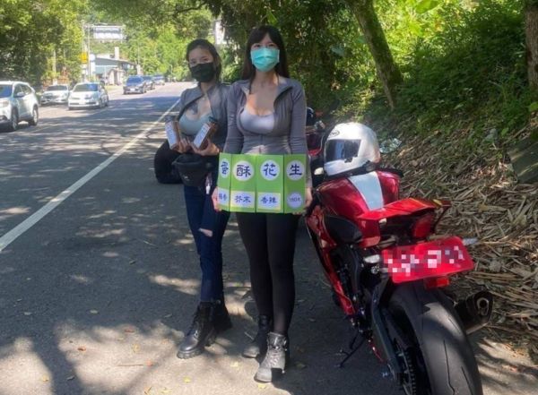 網友騎車經過坪林見2位辣妹路邊賣花生，拍照PO網引起暴動。（翻攝「騎車環島趣」）