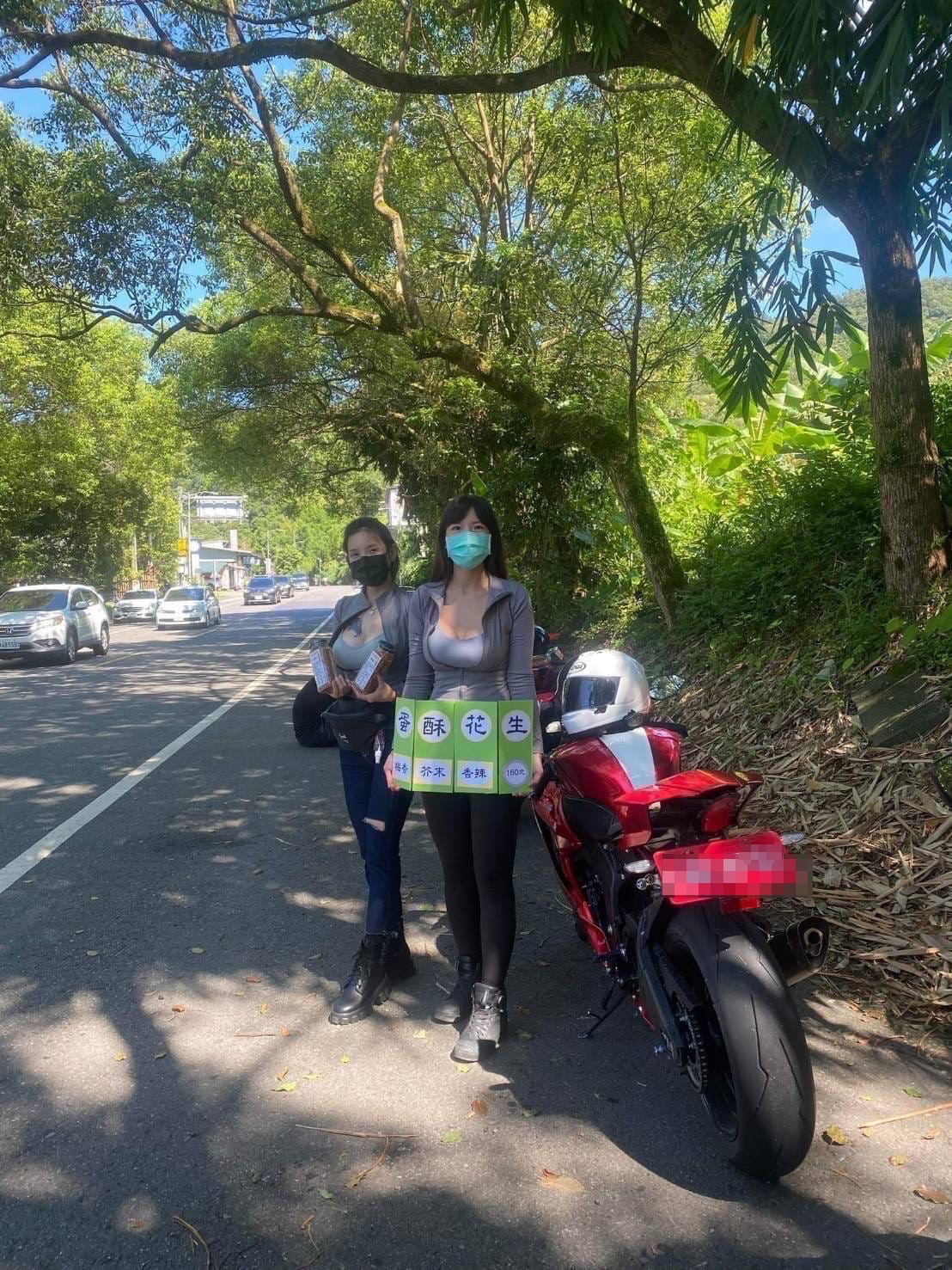 拍照網友打趣PO聞：「現在賣花生都這麼拚了，騎重機去坪林賣？車友們快來買花生喔！」（翻攝「騎車環島趣」）