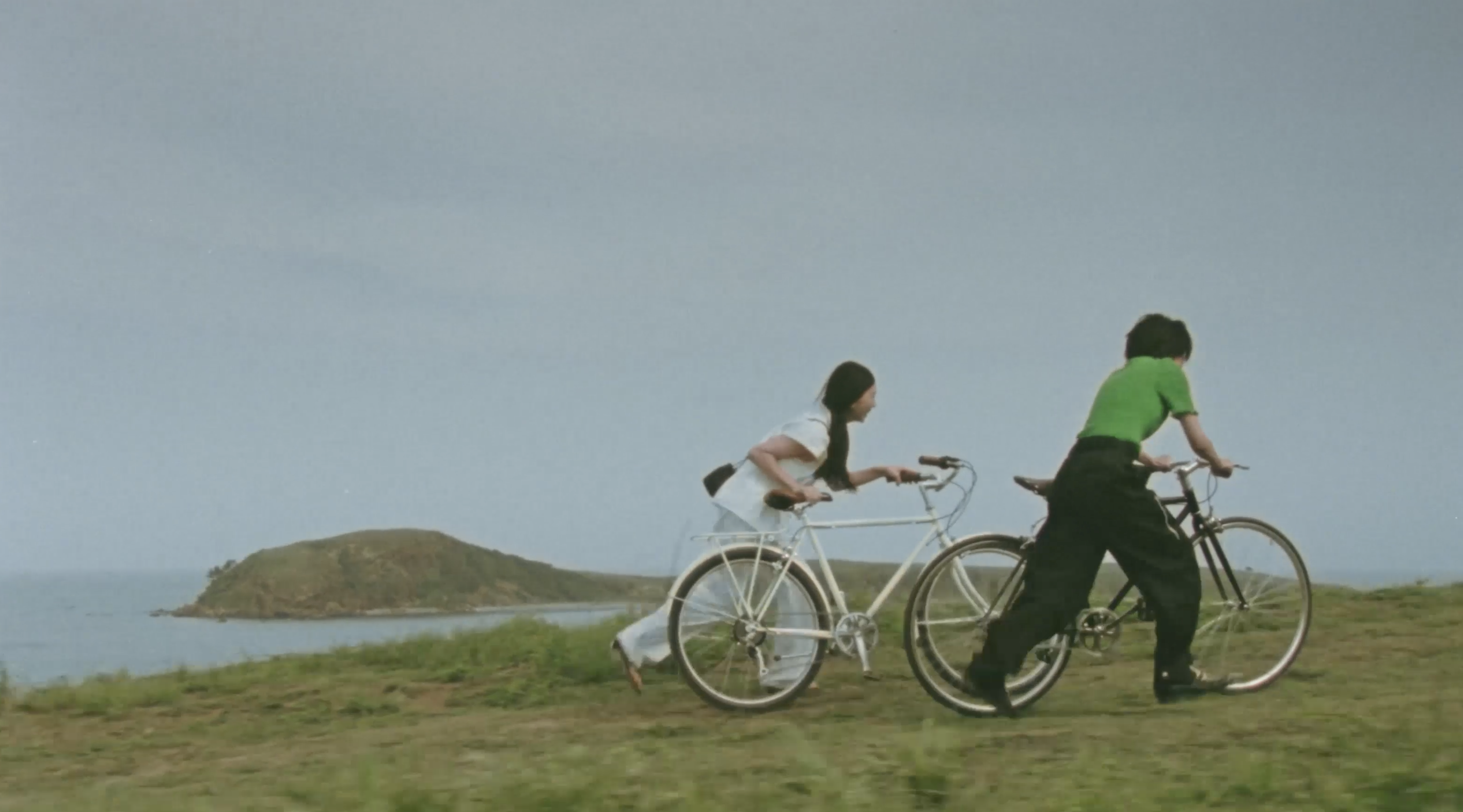 Bottega Veneta時逢七夕，推出全新的love in motion影片，電影感的場景，浪漫詩意的氛圍，讓人滿滿粉紅泡泡。（Bottega Veneta提供）