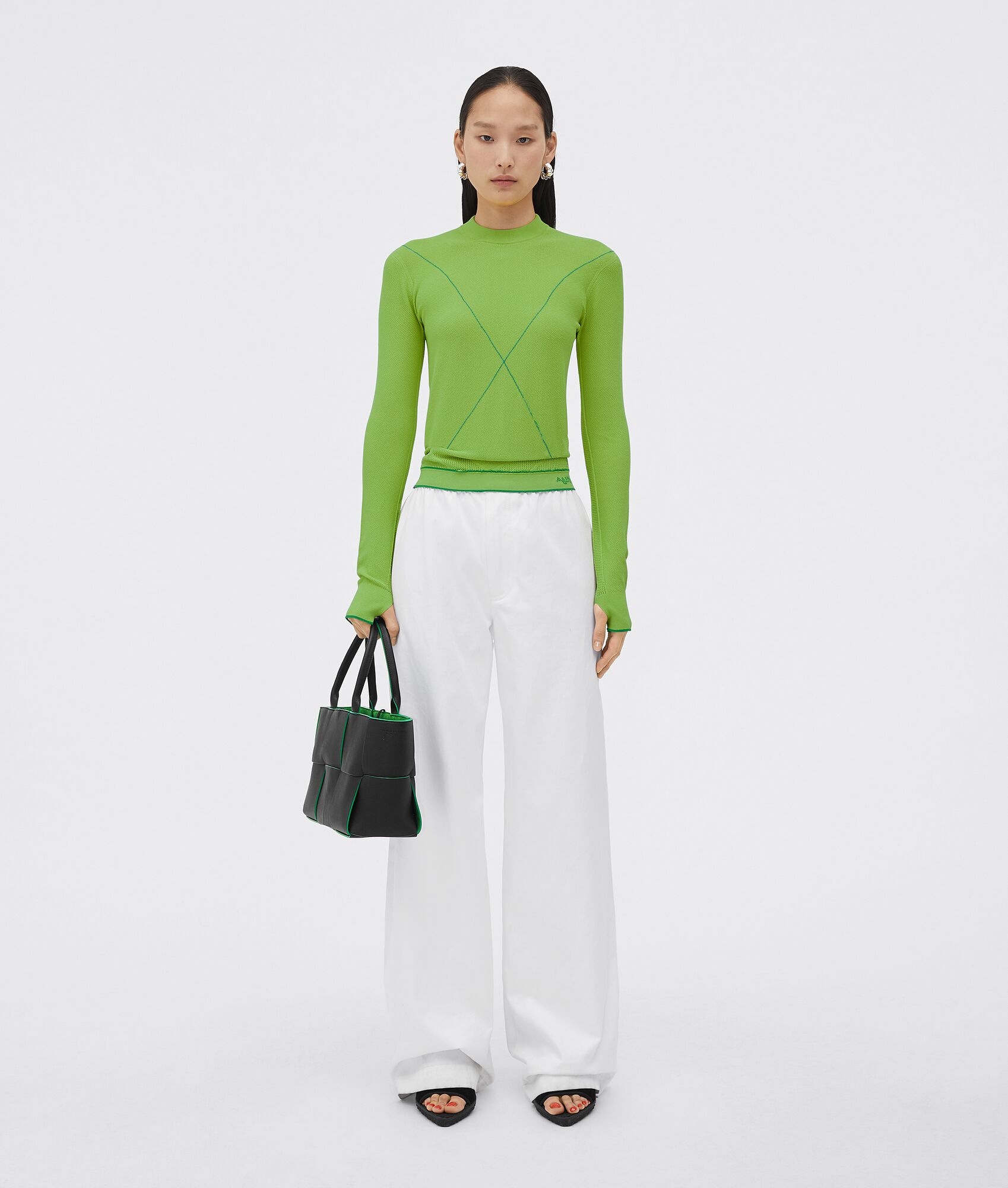 ARCO TOTE Fun Leather 撞色牛皮托特包 NT$83,400 Bottega Veneta。(Bottega Veneta提供)