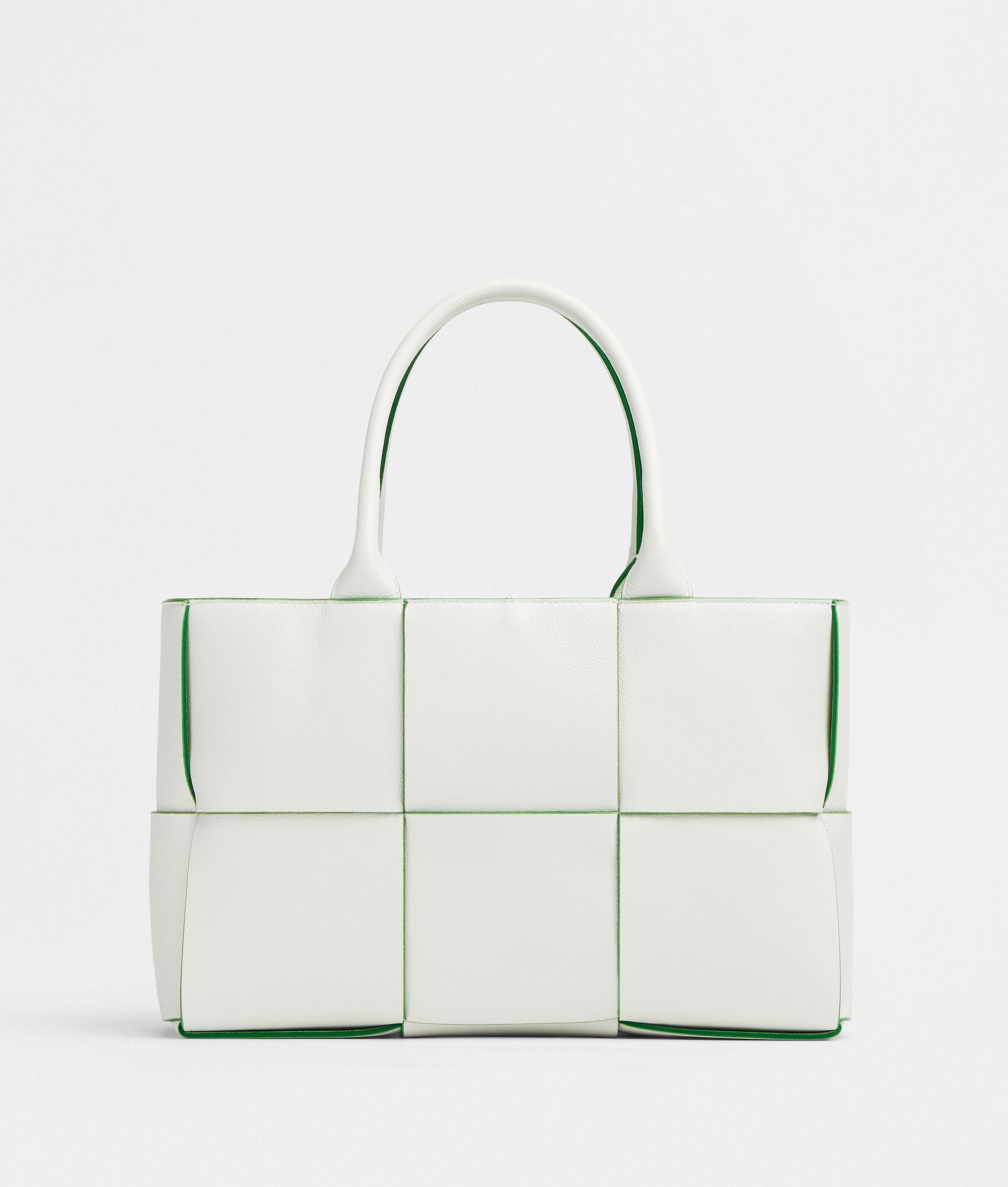 ARCO TOTE Fun Leather 撞色牛皮托特包 NT$83,400 Bottega Veneta。(Bottega Veneta提供)