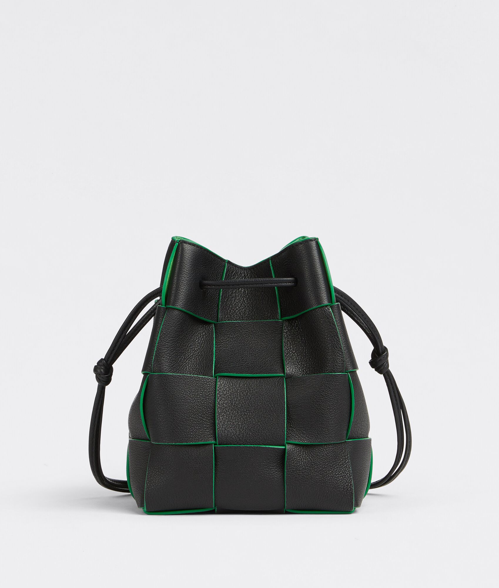 CASSETTE Fun Leather 撞色牛皮水桶包 NT$43,900 Bottega Veneta。(Bottega Veneta提供)